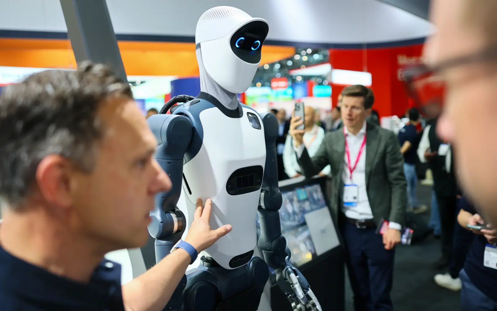 AI-powered robots offer new hope to German factories