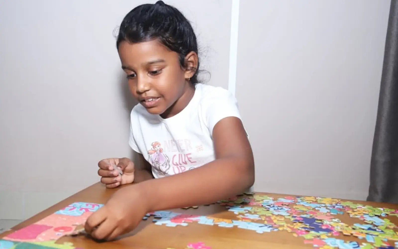 Autistic girl solves 643 jigsaw puzzle pieces in 1 hour