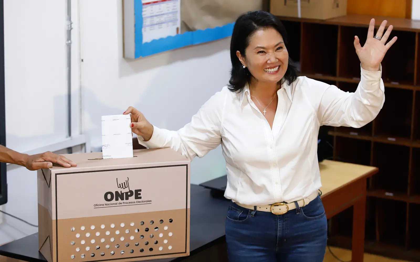 Runoff looms as Fujimori leads troubled Peru vote