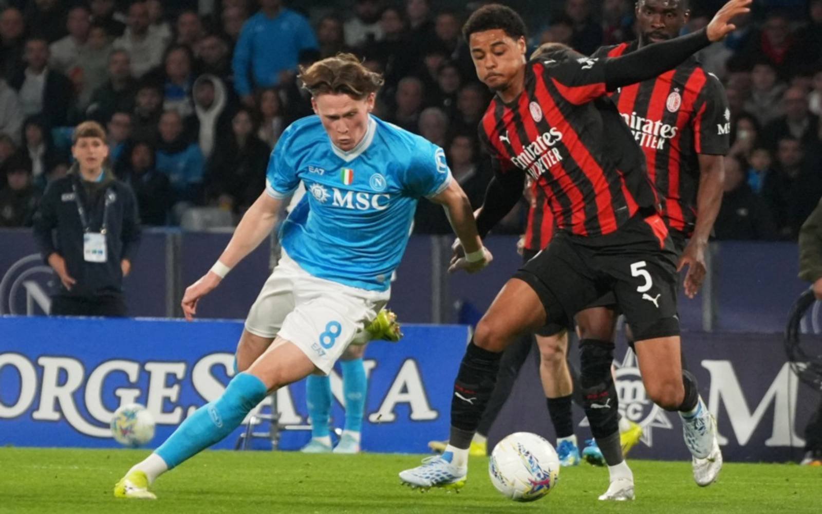 Napoli edge Milan to keep Serie A title hopes alive