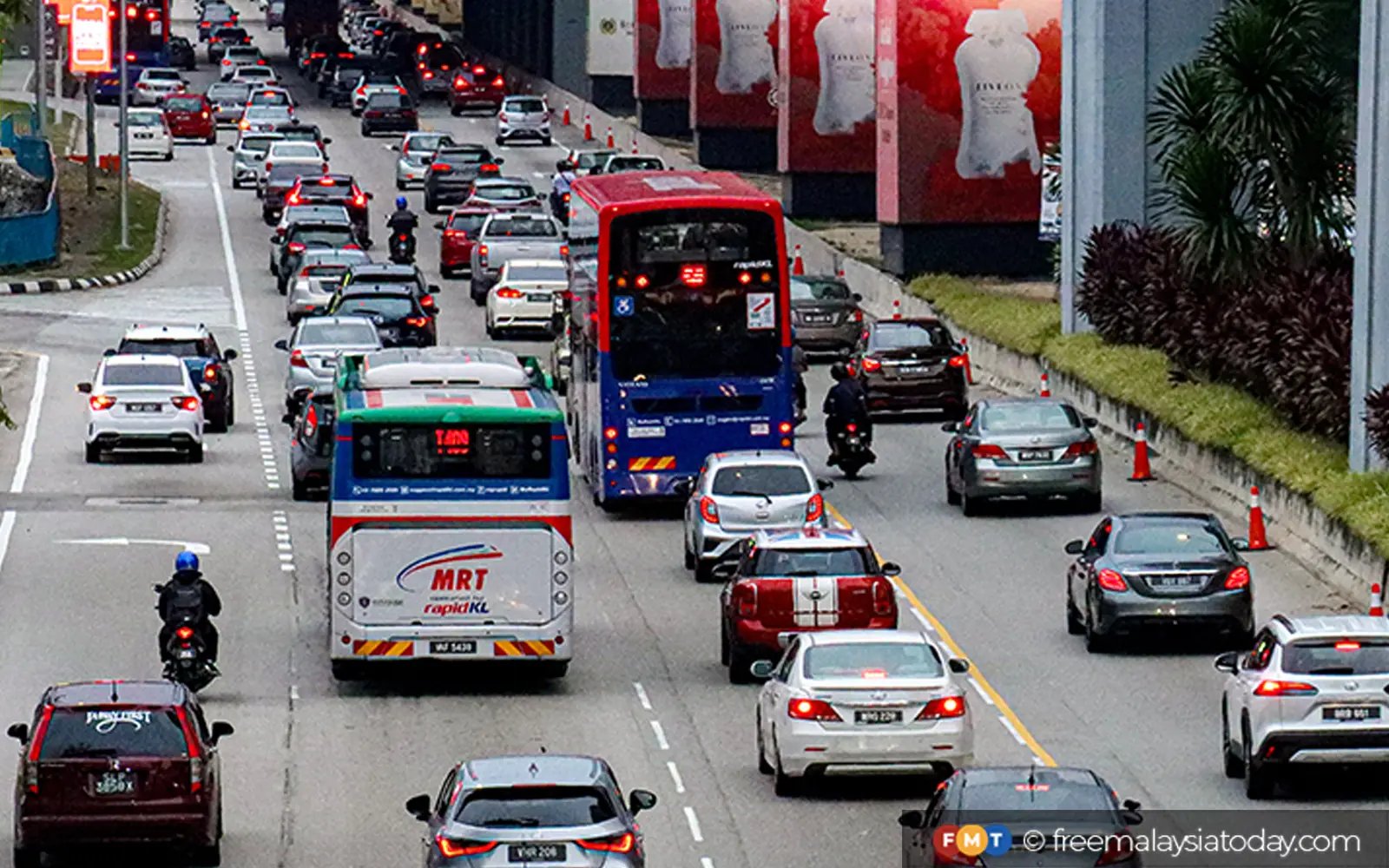Give perks for civil servants to take public transport, govt urged