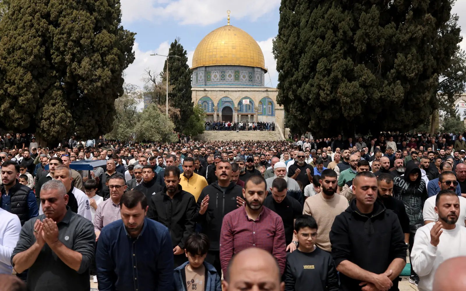 Over 100,000 worshippers perform Friday prayers at Al-Aqsa