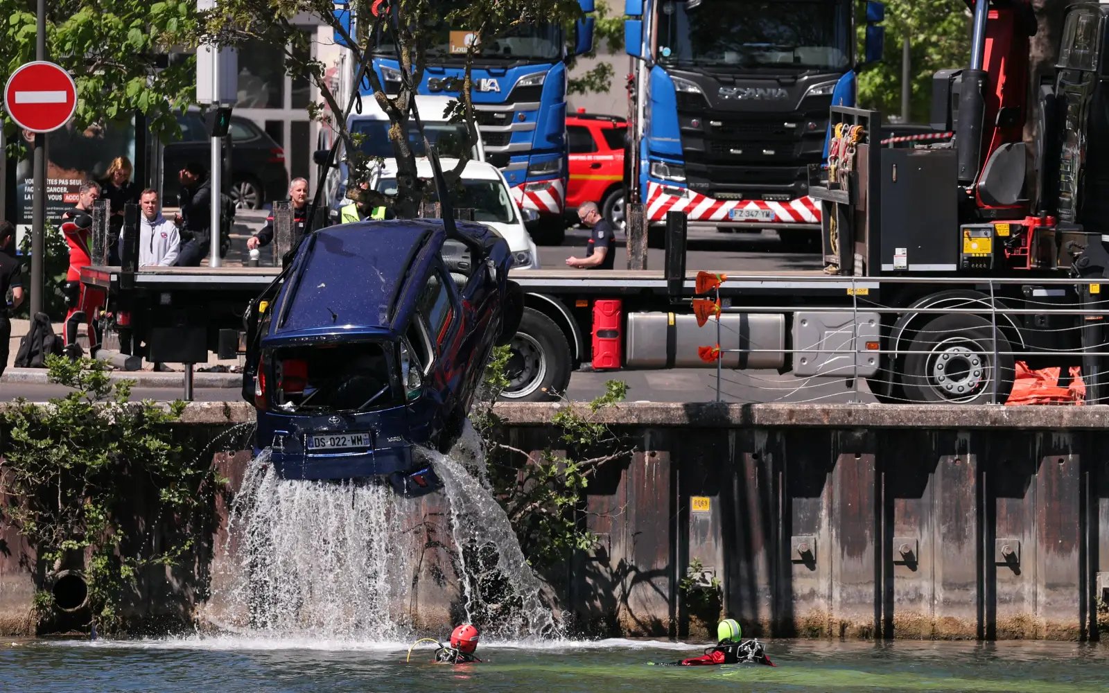 4 rescued after bus plunges into River Seine near Paris