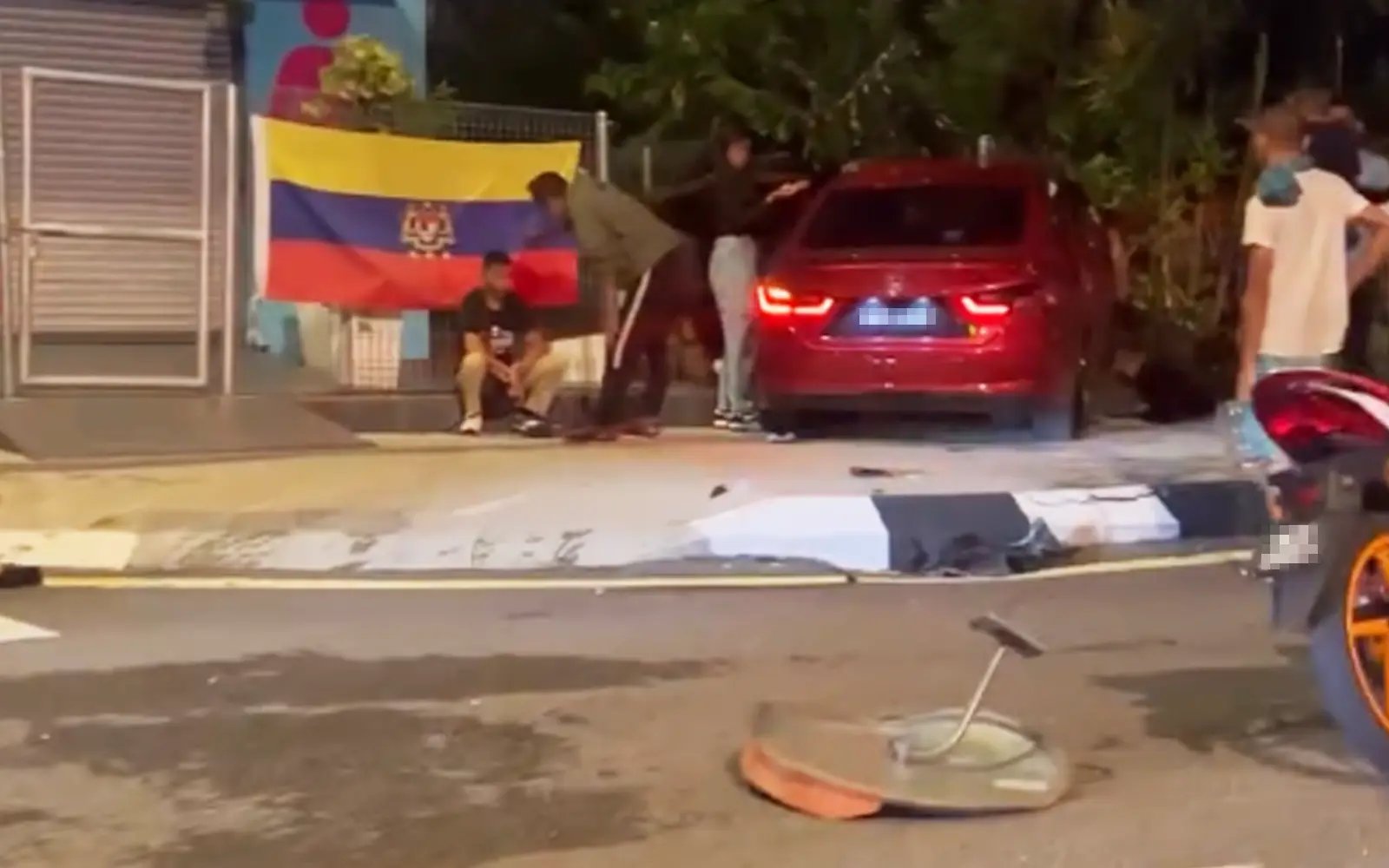 Man held after allegedly running red light, ramming 2 motorcyclists