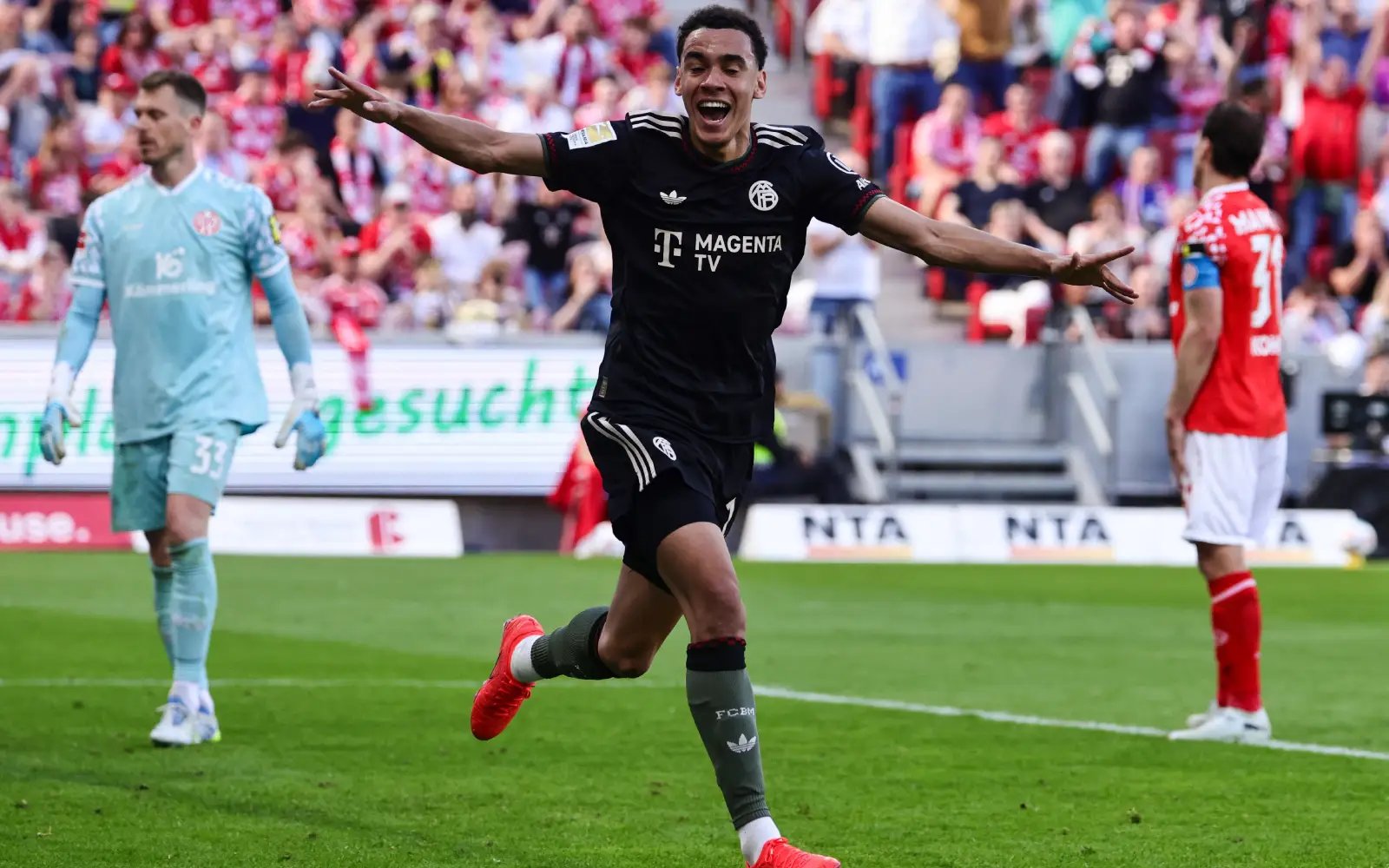 Bayern storm back to beat Mainz ahead of PSG clash