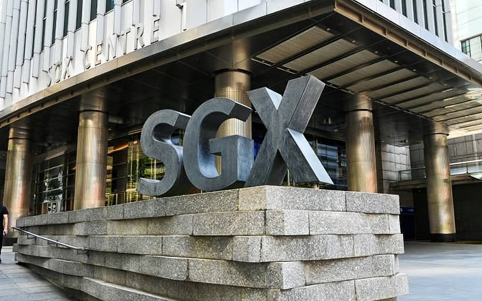 Singapore stocks near record high as war fuels haven status