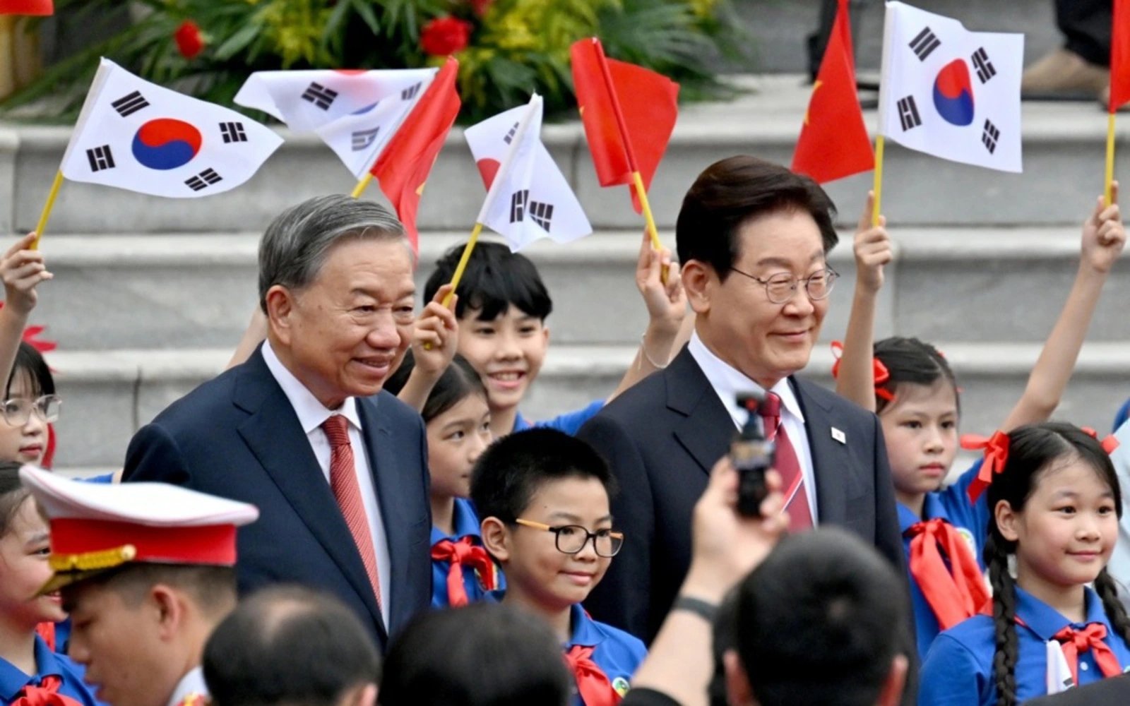 Vietnam, South Korea sign deals on tech, nuclear power