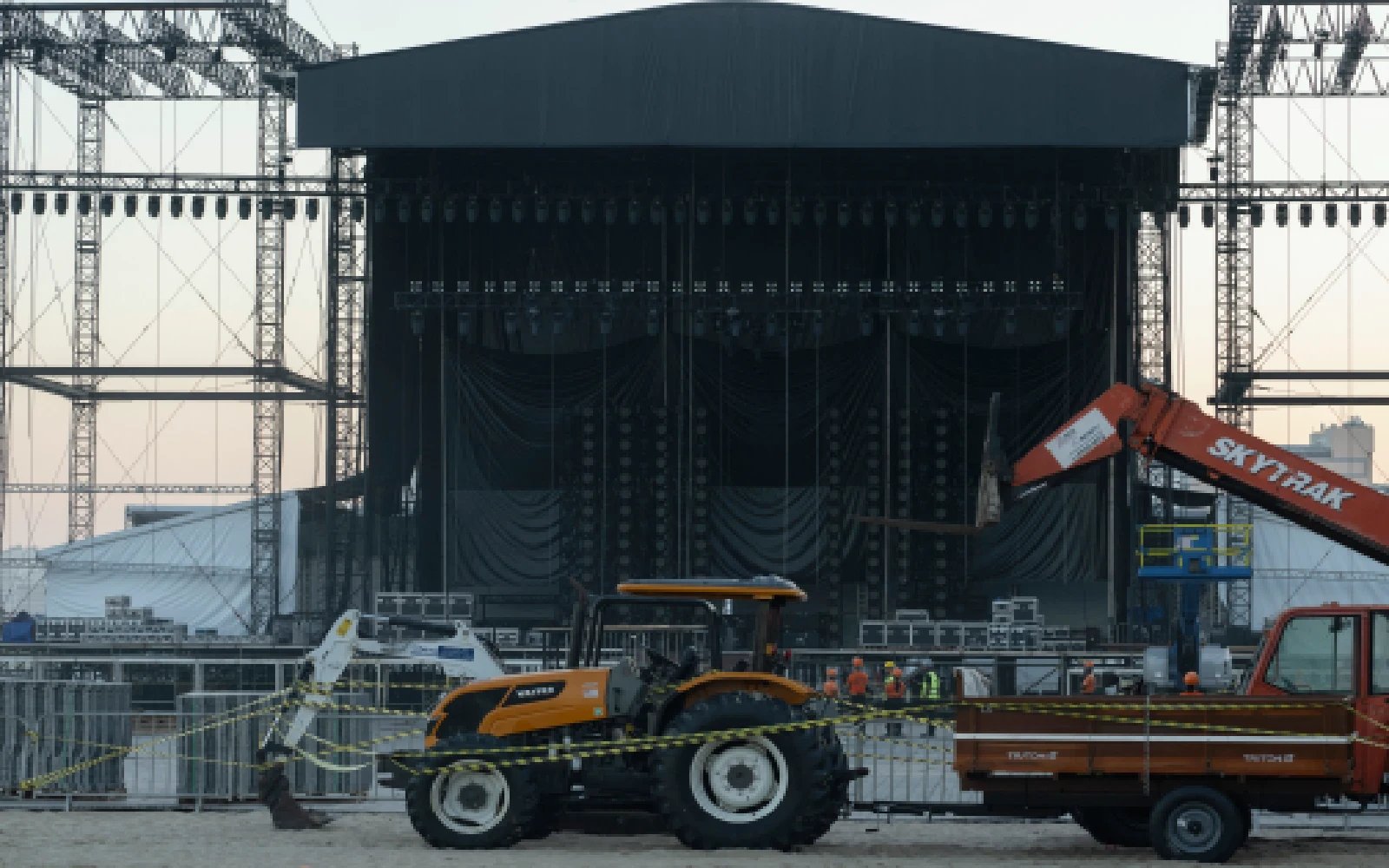 Technician dies installing stage for Shakira concert in Rio