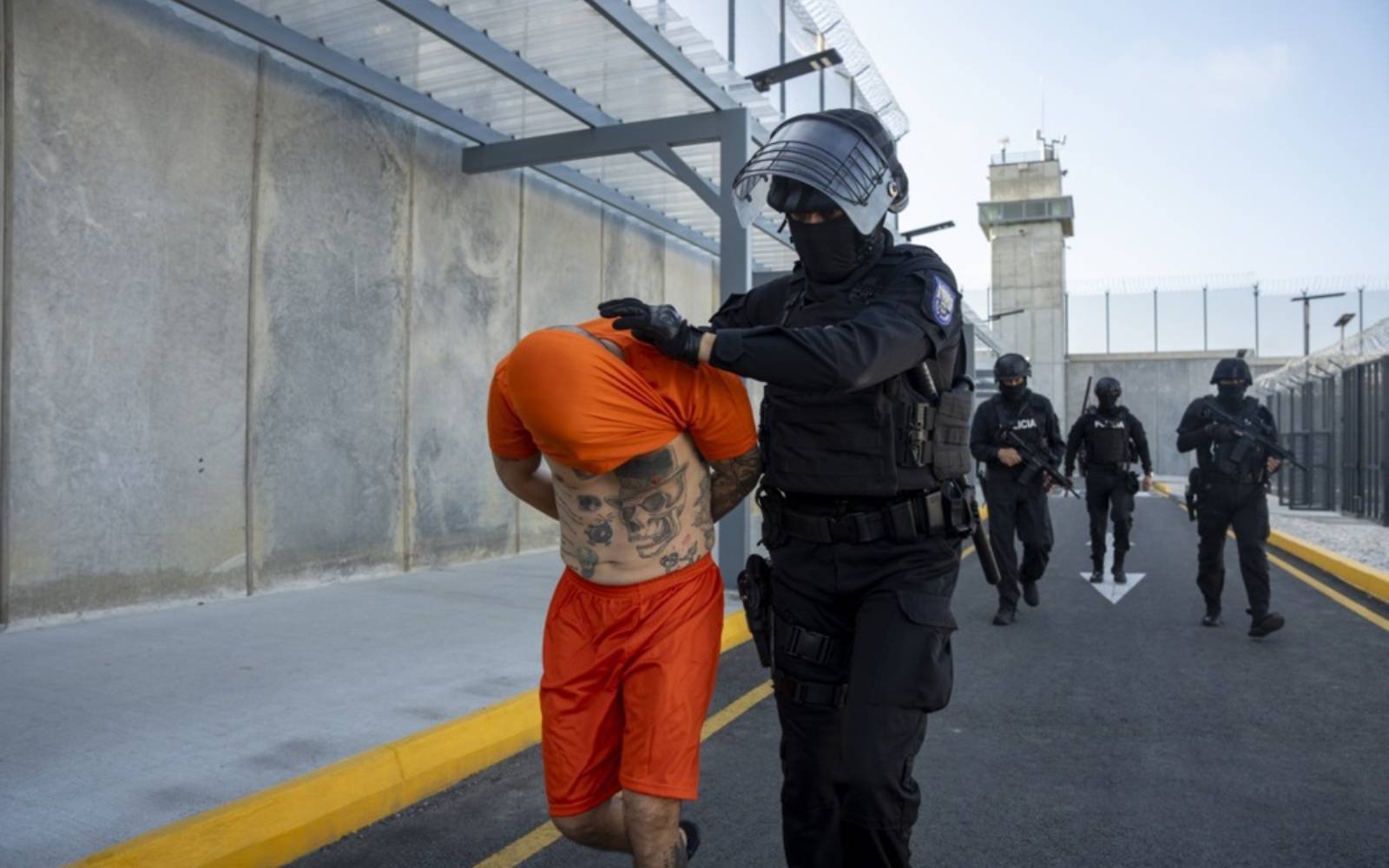 Ecuador plans more mega-prisons for gang members