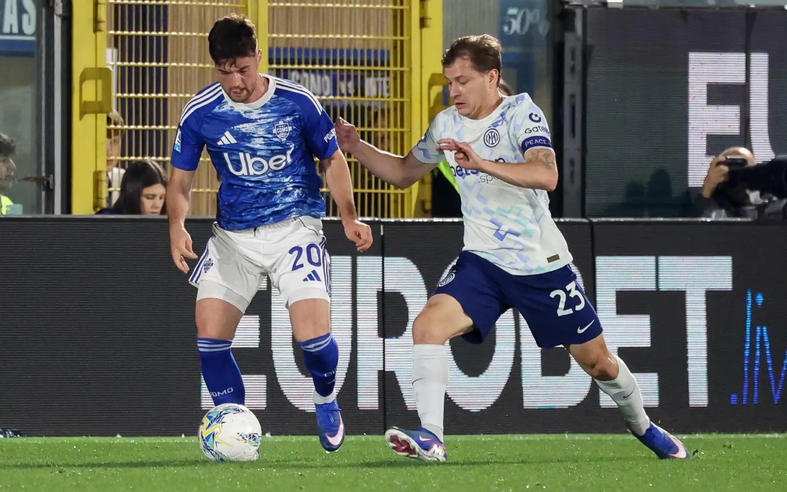 Inter close in on Serie A title after comeback triumph at Como