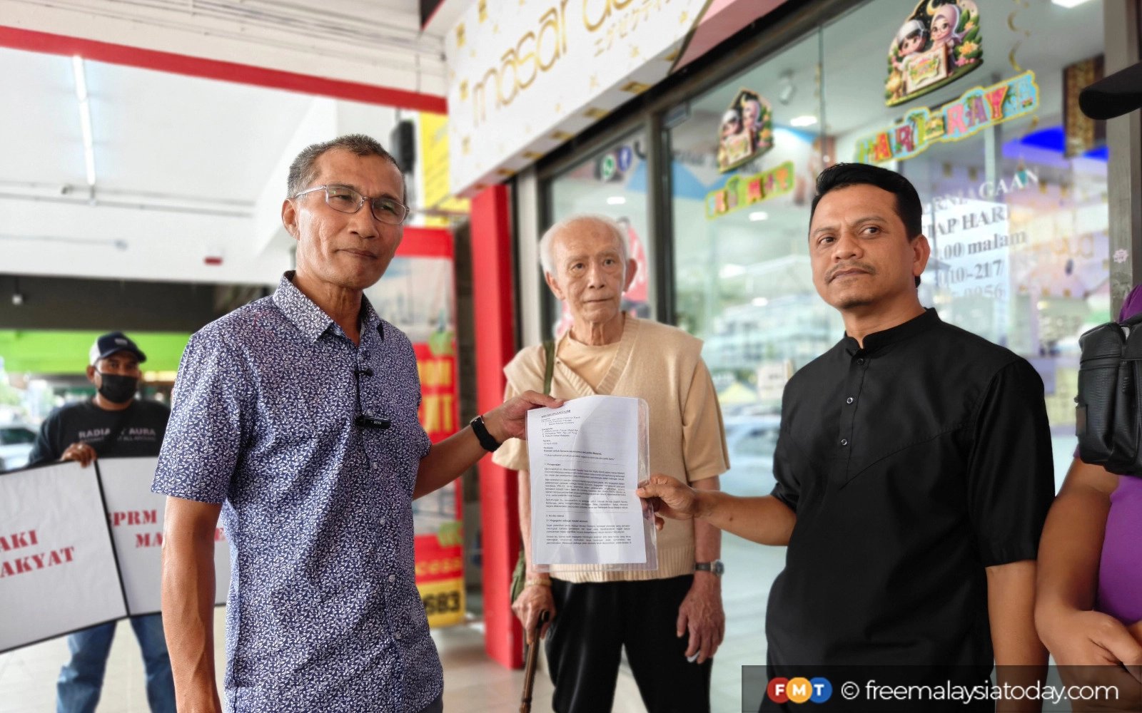 Protesters urge Rafizi to quit politics