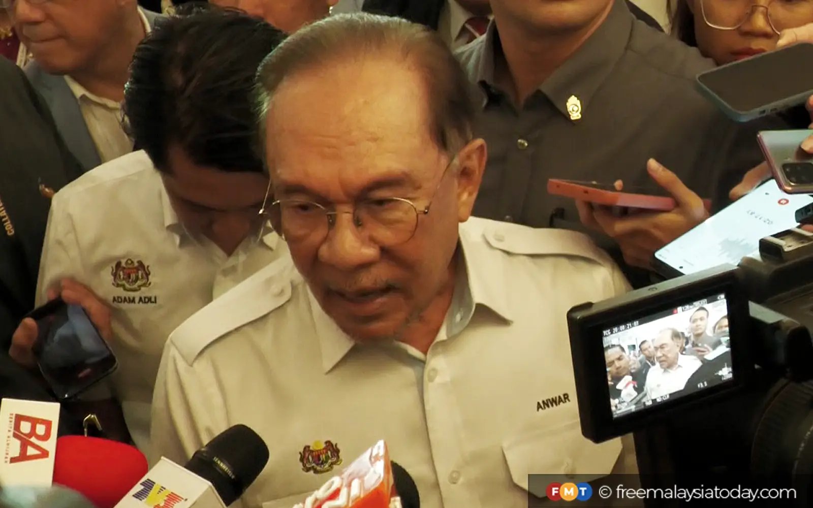 Students free to criticise govt, says Anwar