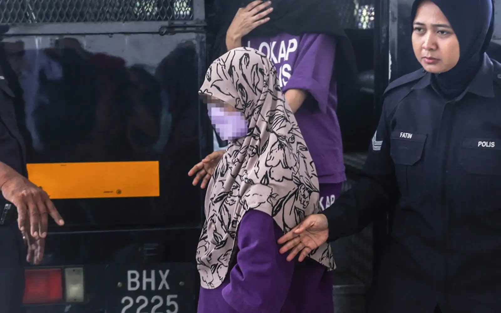 Guru langgar pelajar depan surau sekolah direman 2 hari