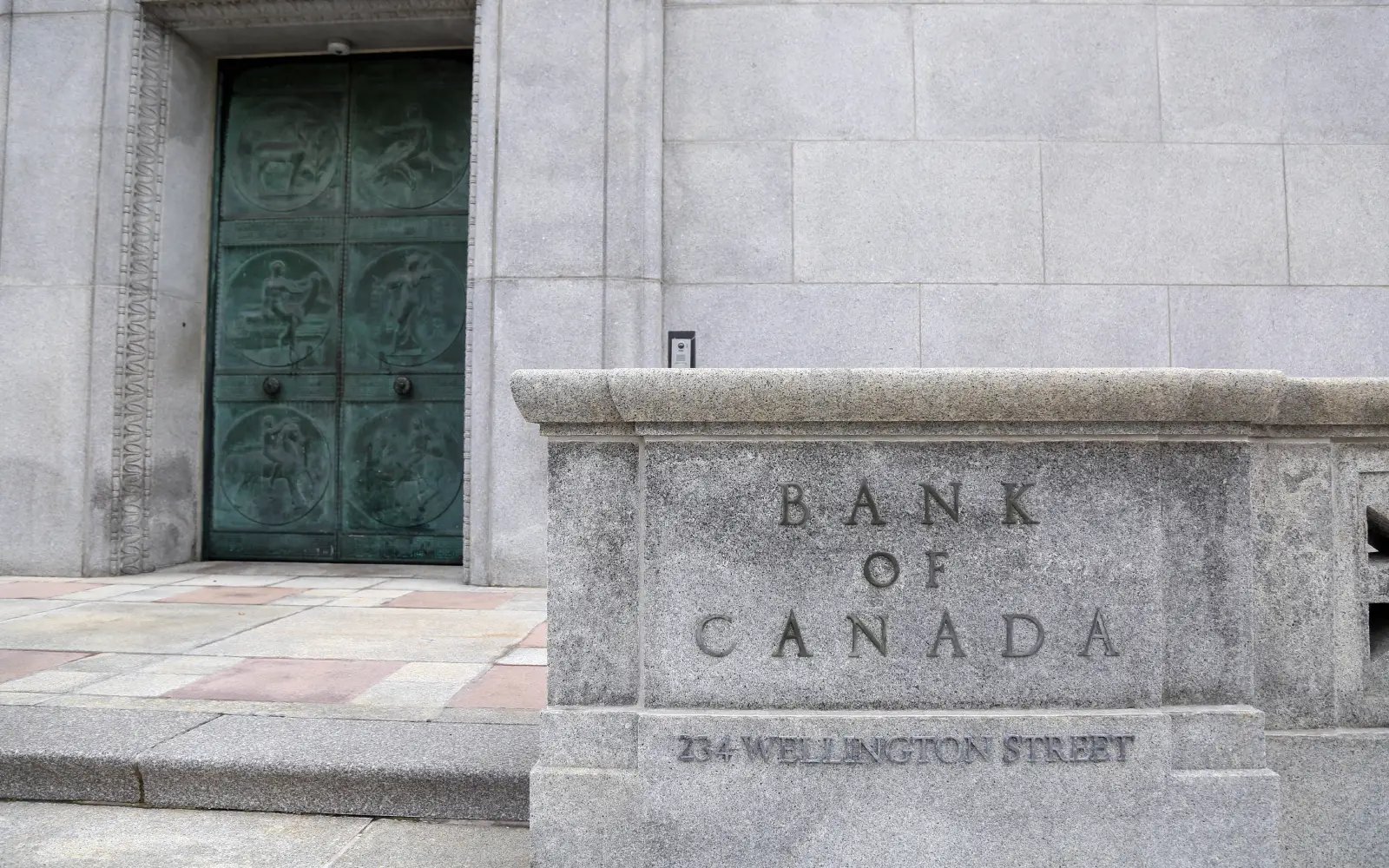 Canada holds key rate steady, says will act if war inflation persists