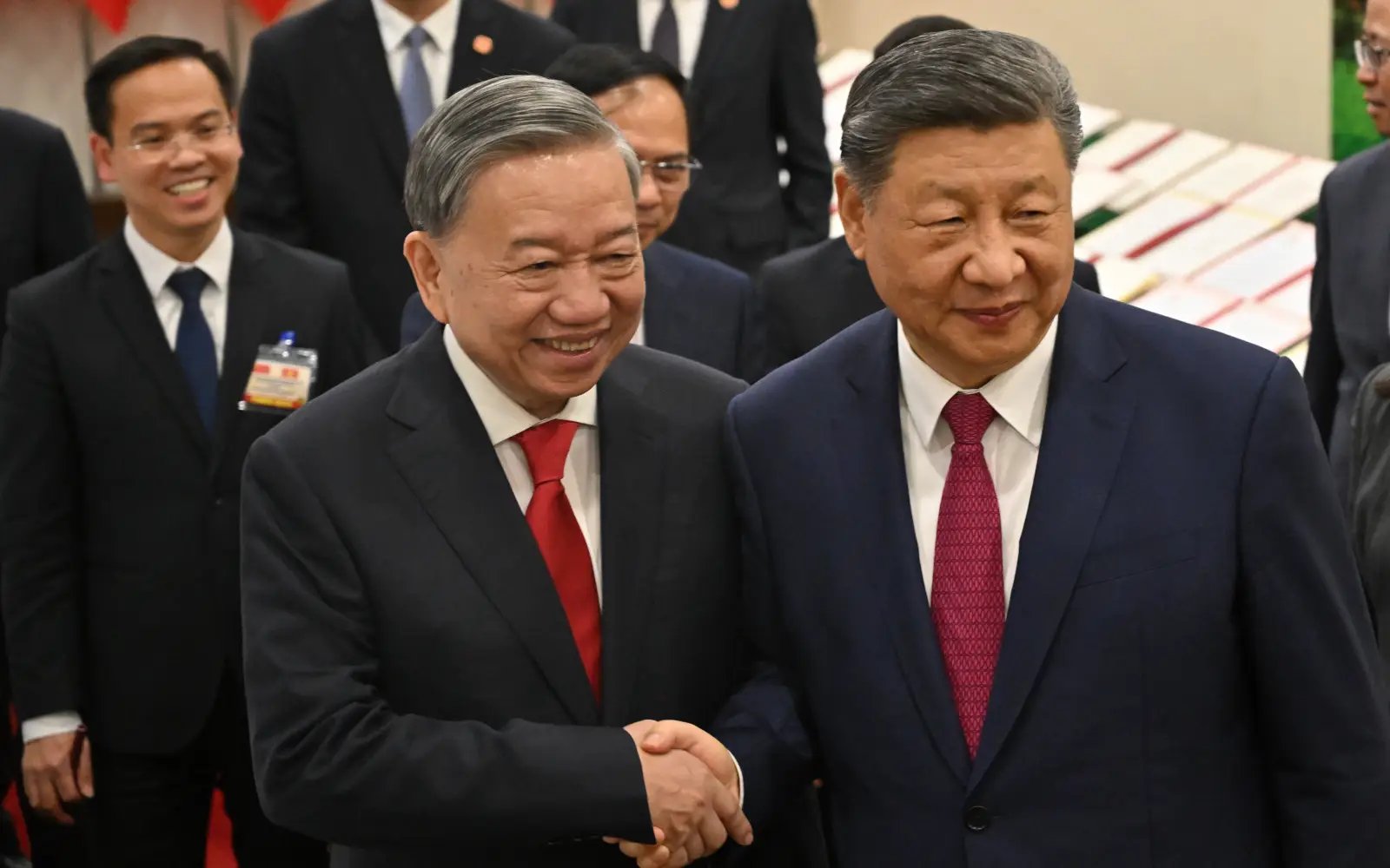 China, Vietnam leaders sign cooperation deals