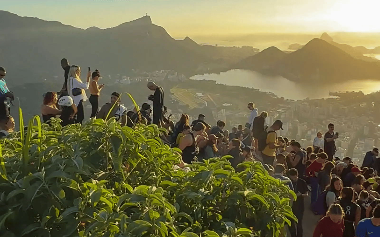 Gun battle traps more than 200 tourists at Rio viewpoint