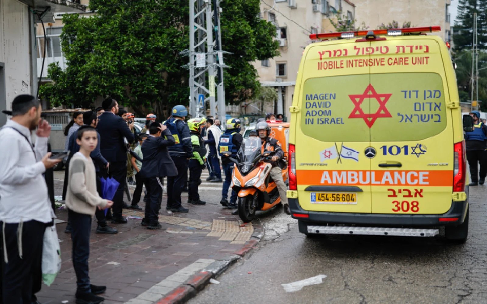 Israel medics say 14 wounded after Iranian missile fire