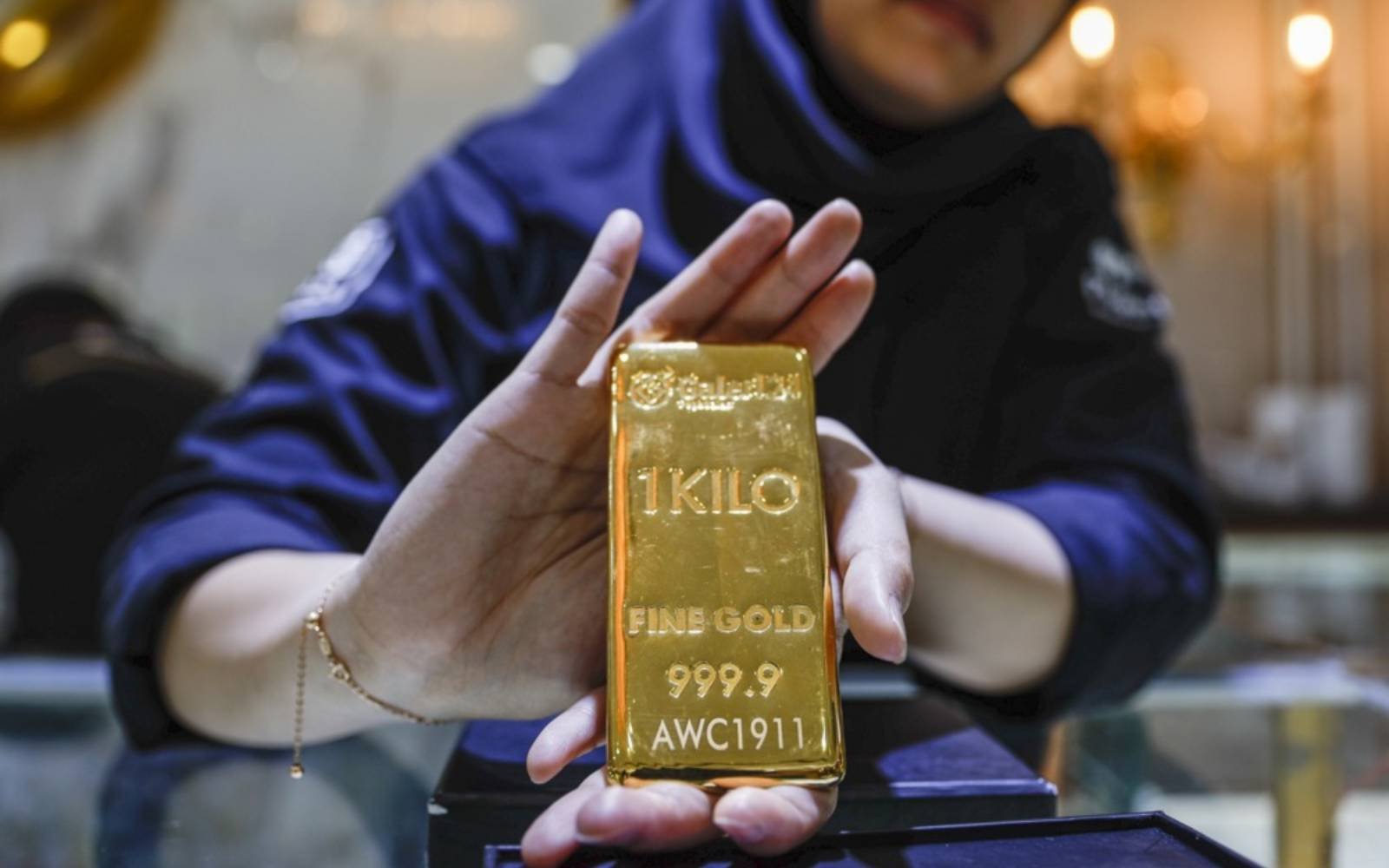 Gold falls as renewed Hormuz disruption stokes inflation concern