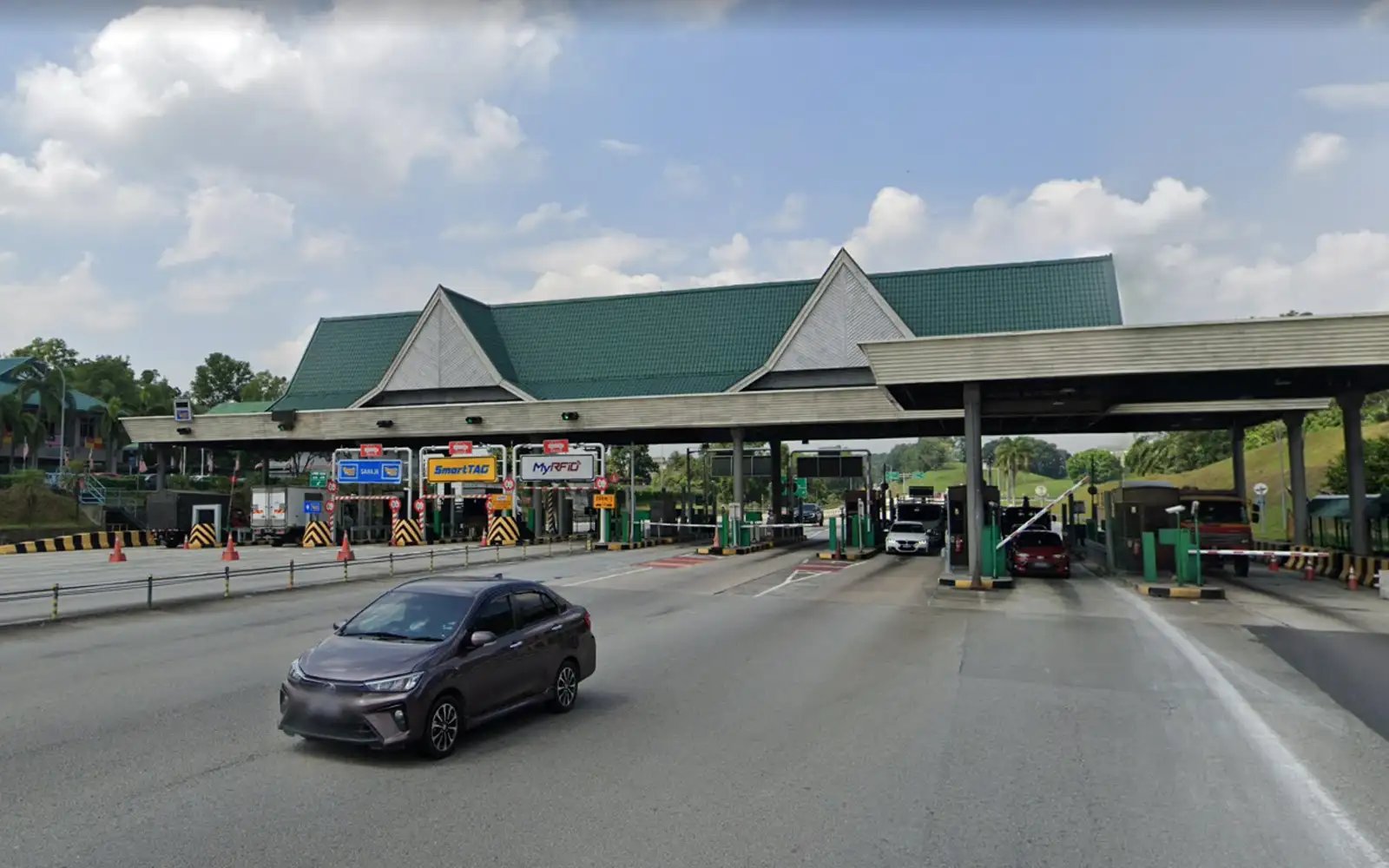 Police probe roadside brawl on road to Rawang toll plaza