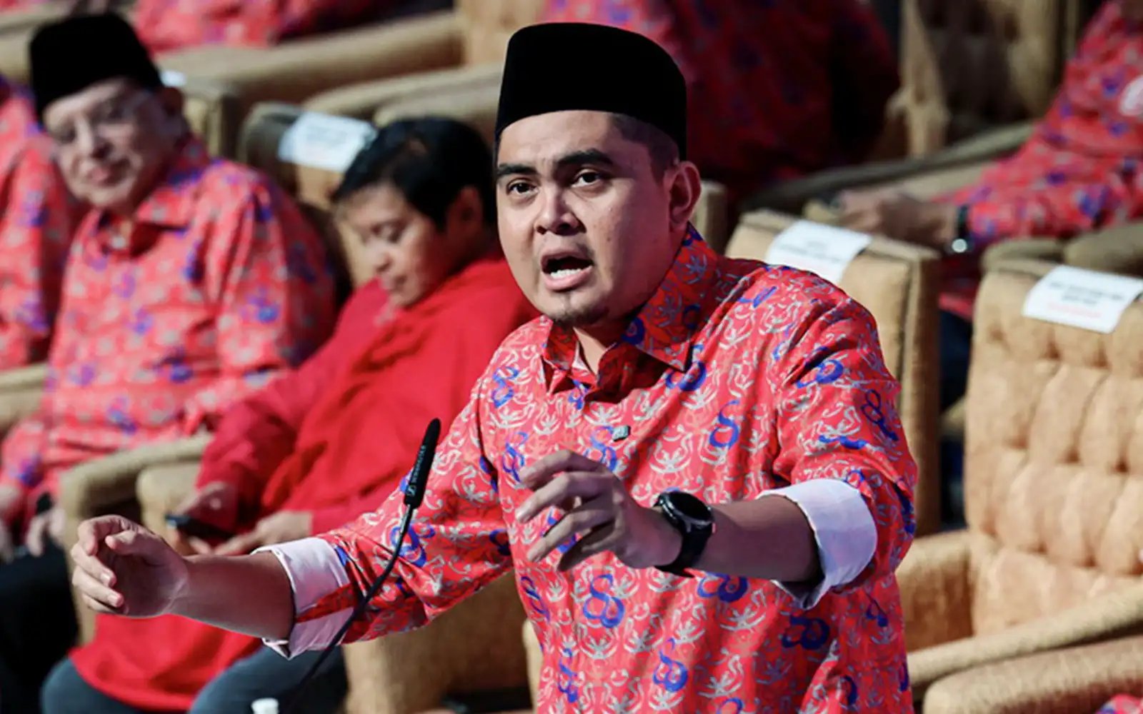 Kalau berani pecat semua menteri Umno, kata Akmal