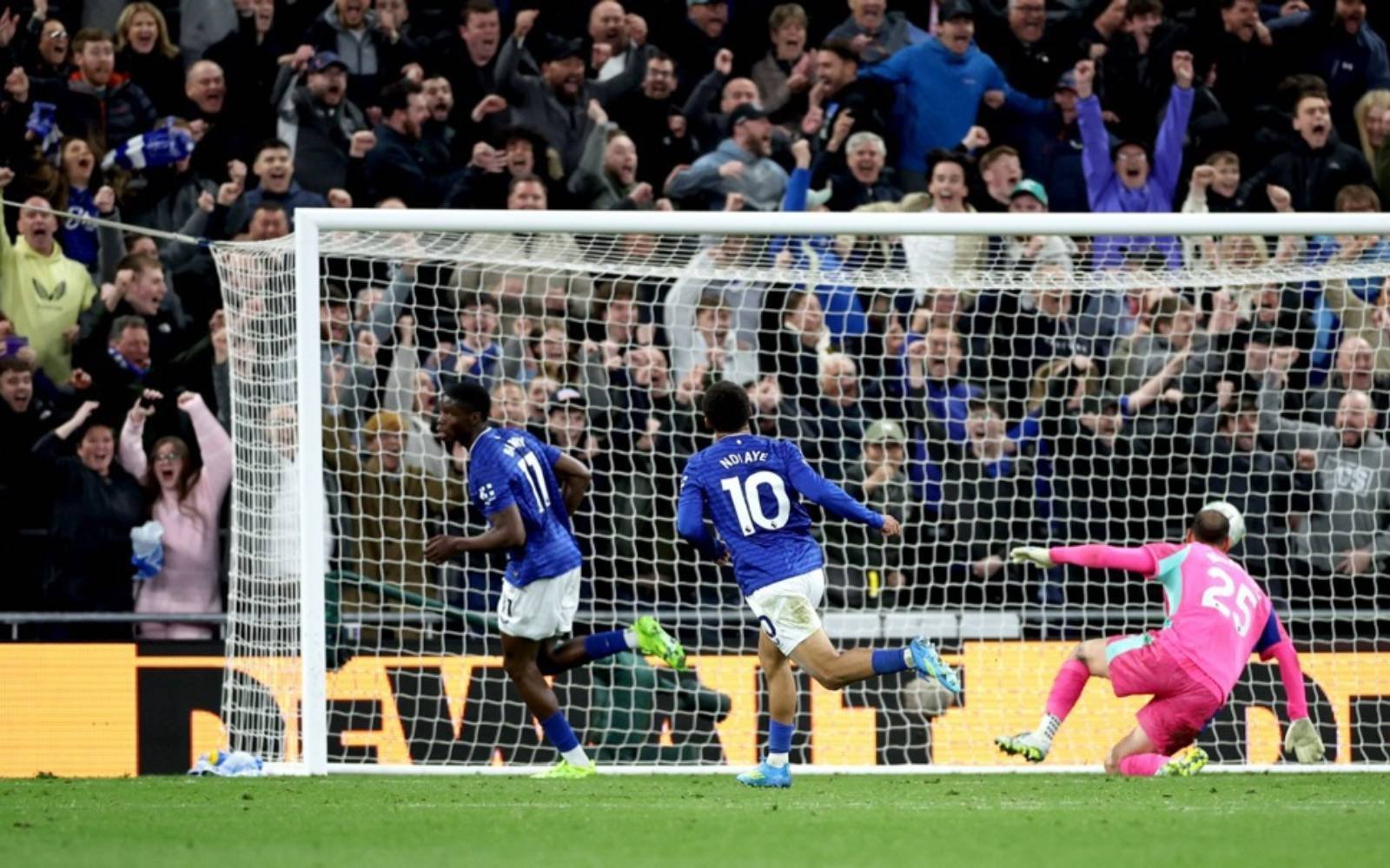 Advantage Arsenal as Man City held in 6-goal Everton thriller