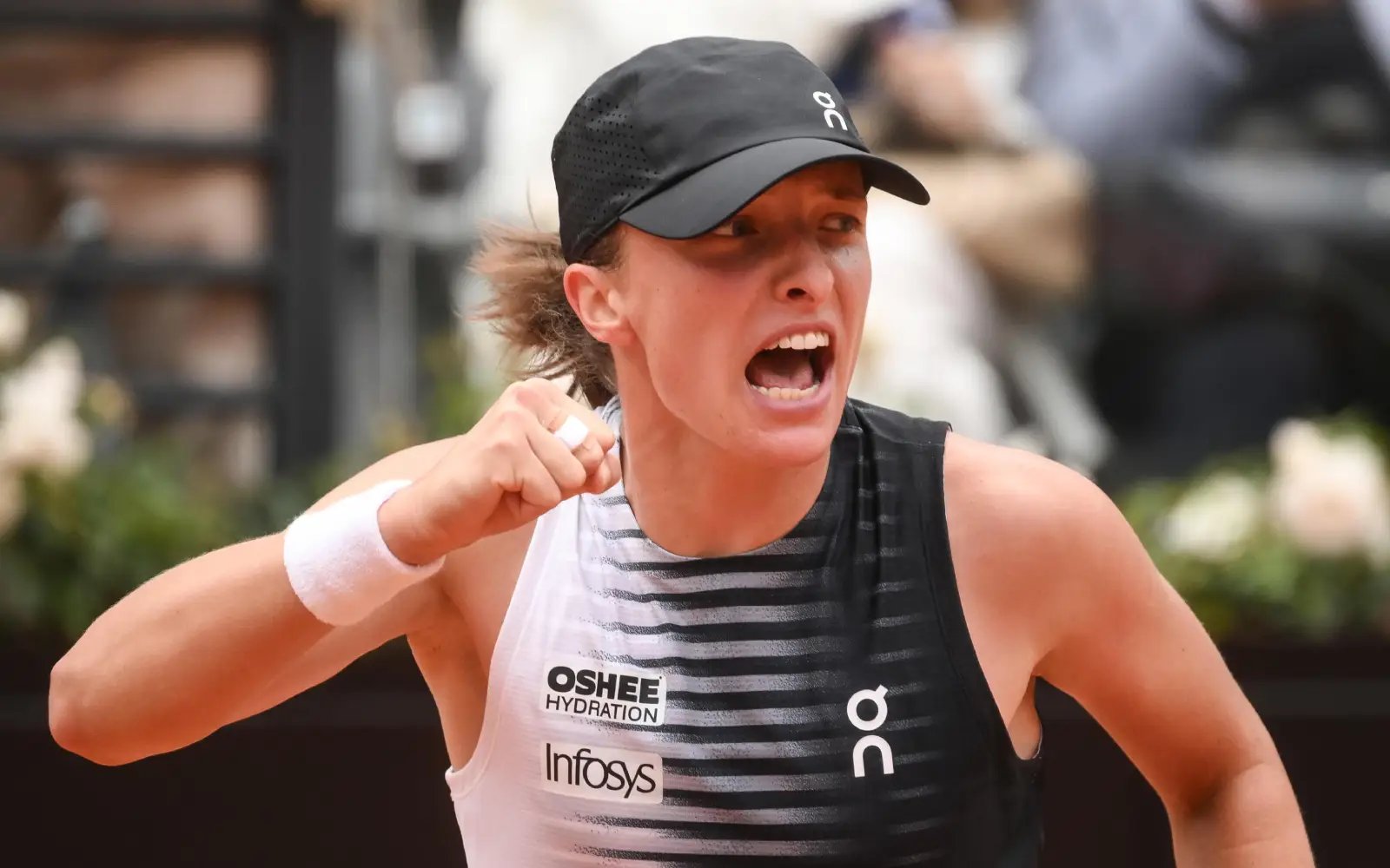 Revived Swiatek cruises past Pegula into Italian Open semis