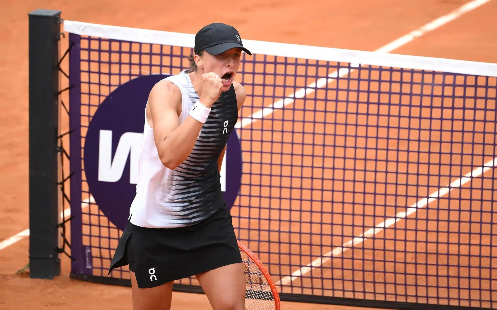 Swiatek battles into Italian Open third round