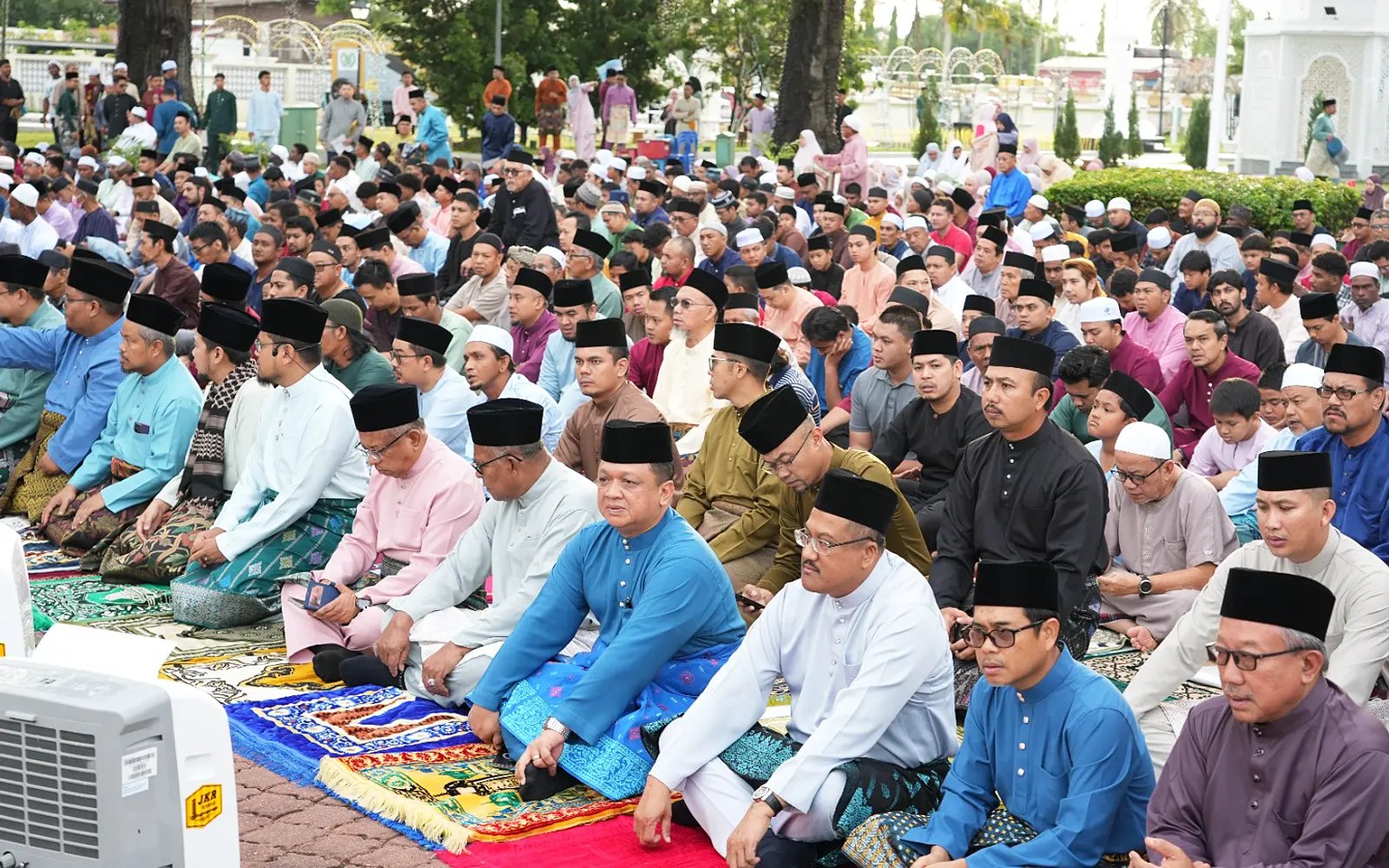 Raja Muda Perlis solat sunat Aidiladha bersama rakyat