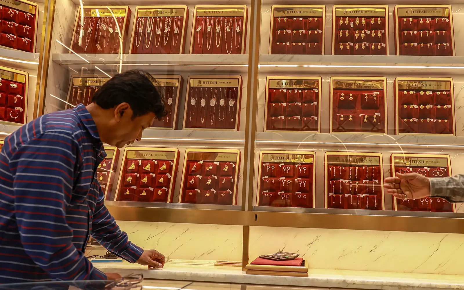 India naikkan cukai import emas, perak