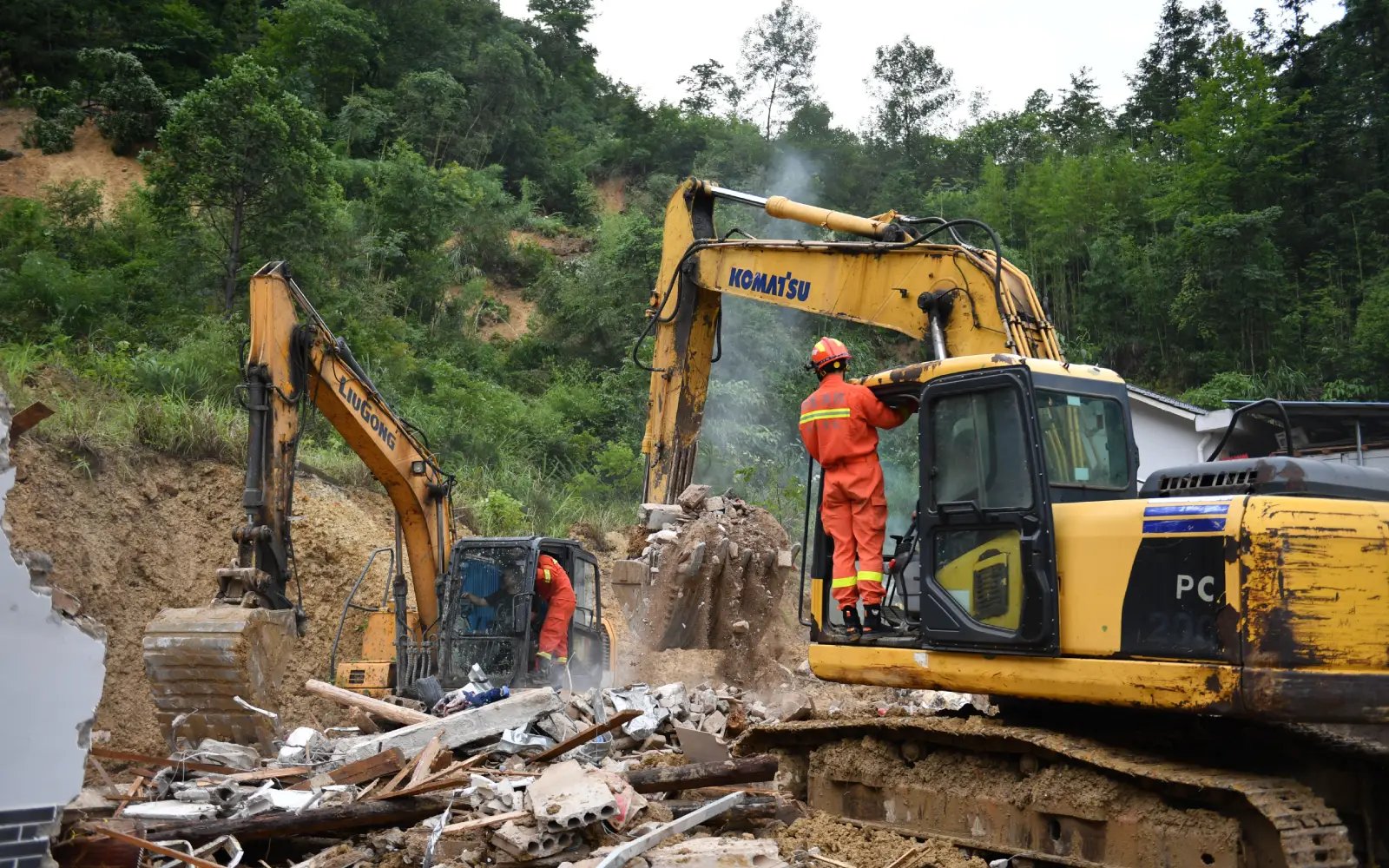 8 dead as heavy rains lash China