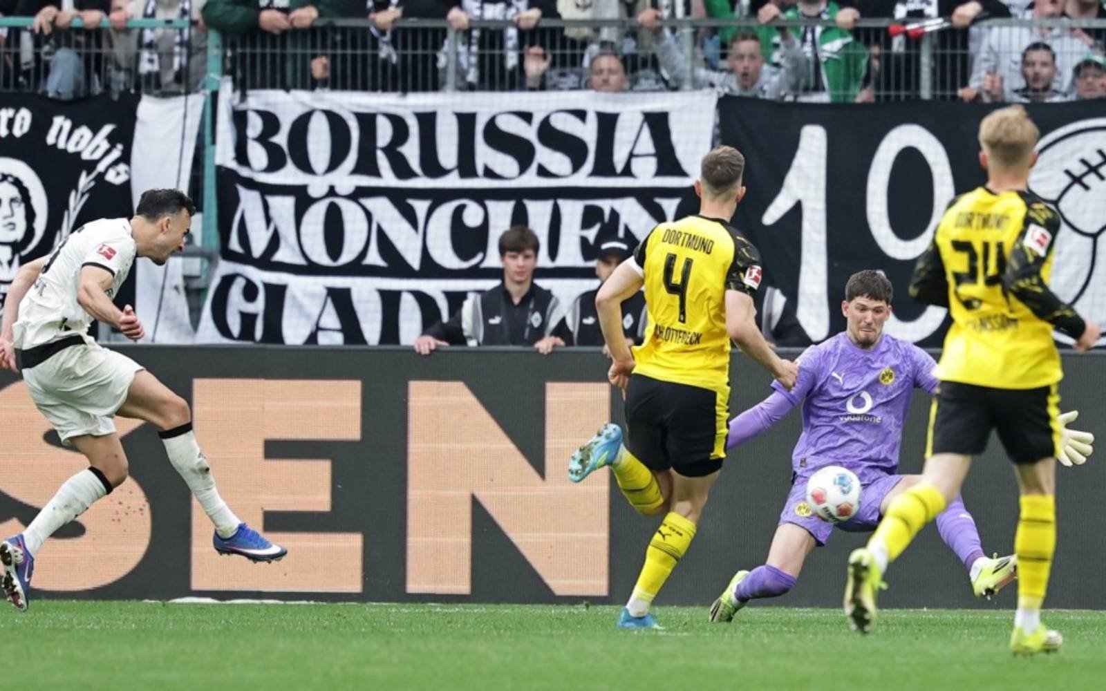 Gladbach sink Dortmund, St Pauli edge closer to drop
