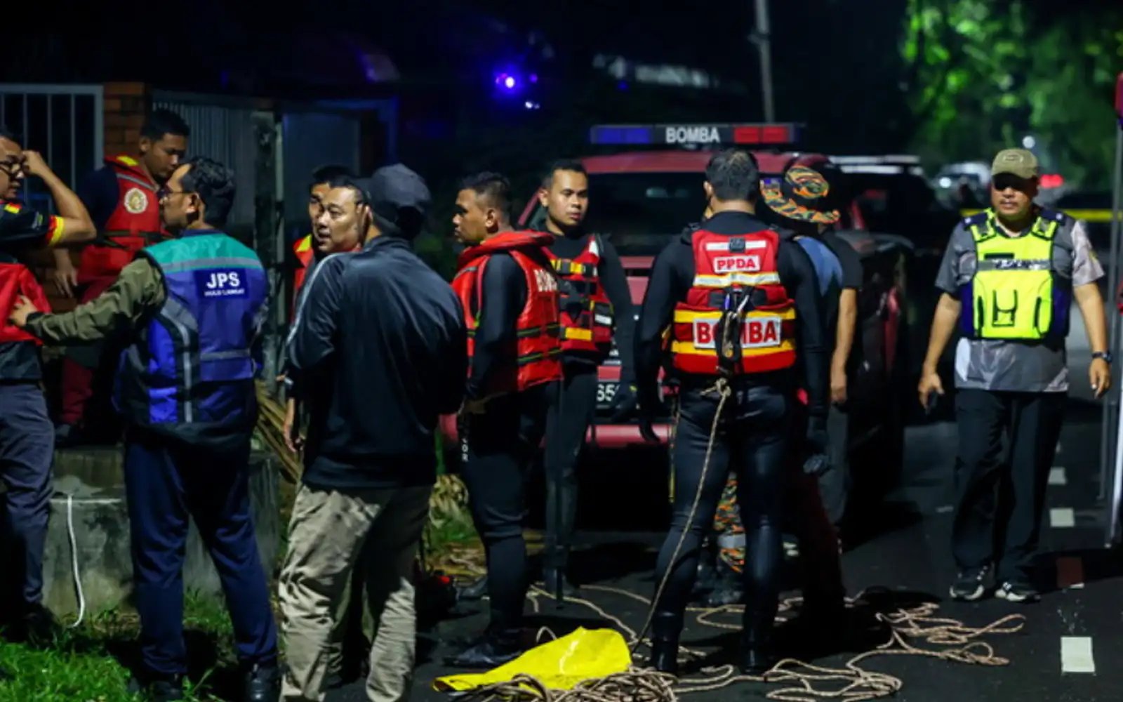 Jatuh longkang ambil bola, budak 9 tahun dikhuatiri lemas