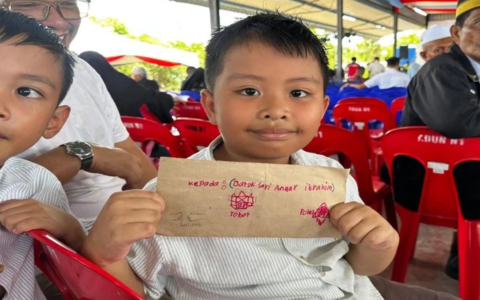 Boy who dreams of becoming PM one day hands letter to Anwar