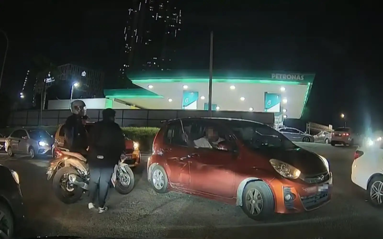 Polis cari pemandu Myvi tular pukul penunggang motosikal dengan kayu