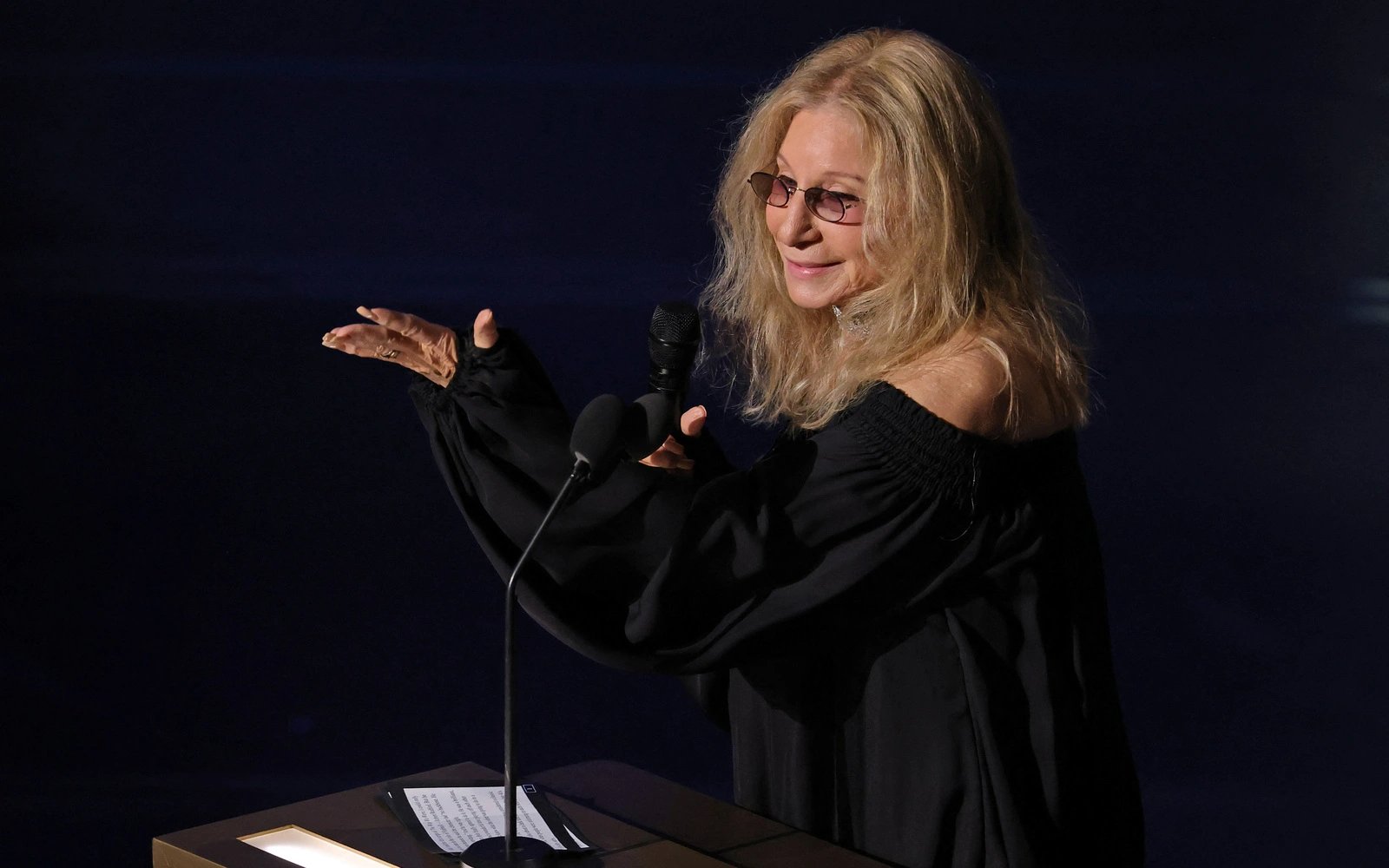 Streisand skips Cannes ceremony due to knee injury
