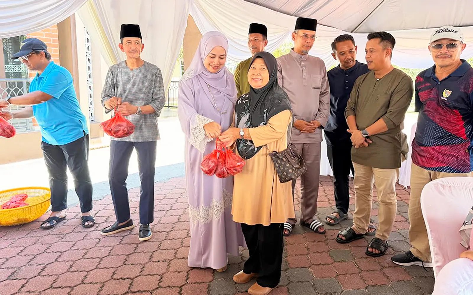 Tunku Besar Tampin, Che Puan Isteri sumbang daging korban