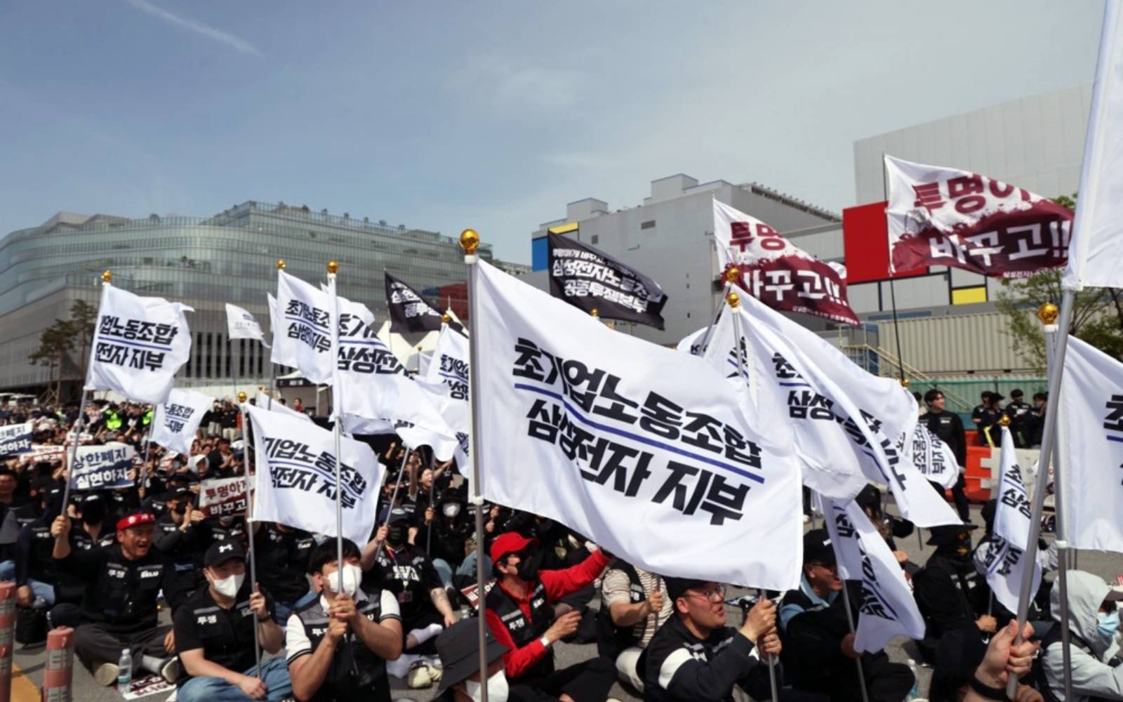 Samsung’s non-chip union seeks injunction to halt bonus vote