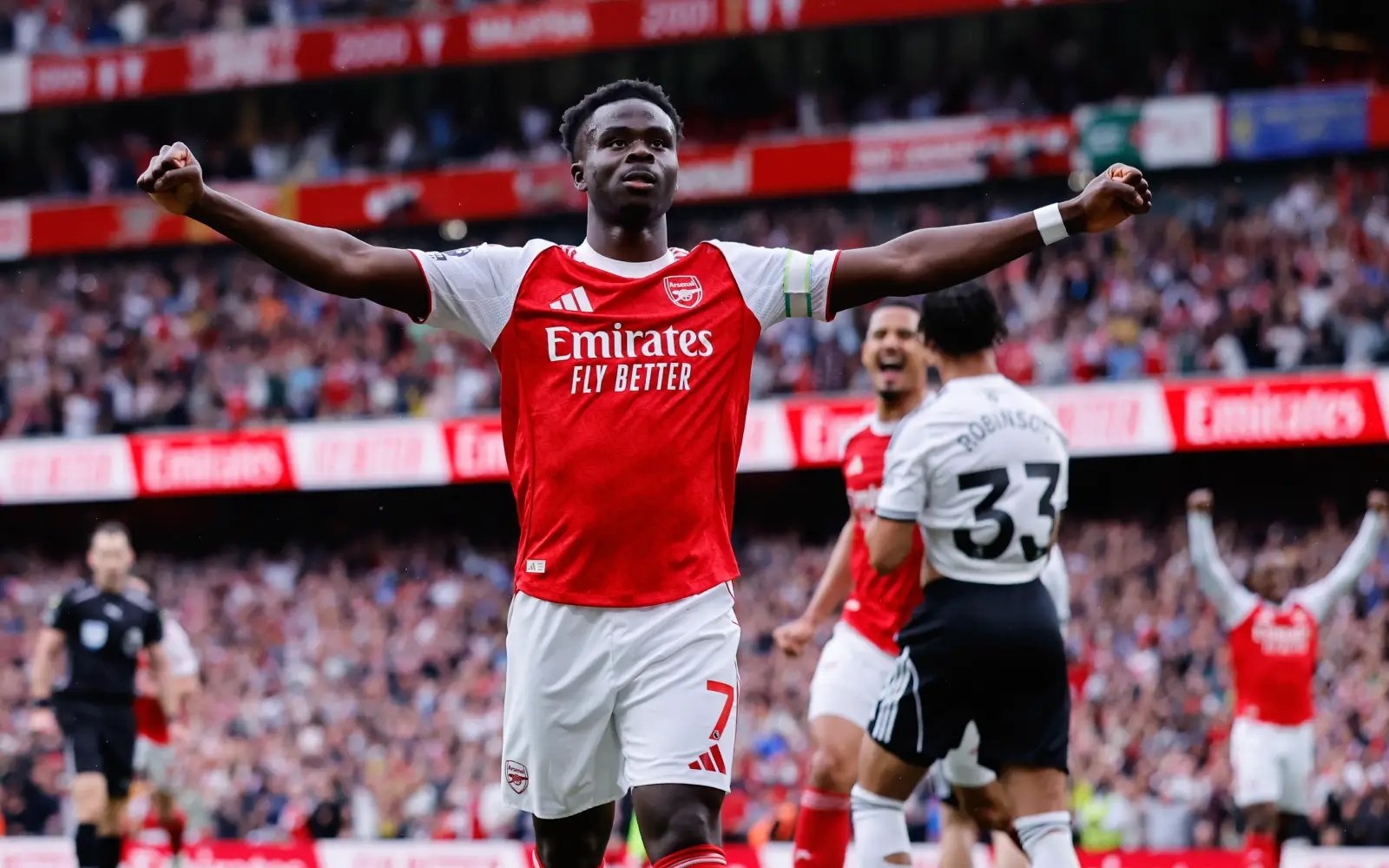 Arsenal hit stride to go 6 points clear, West Ham loss offers Spurs hope
