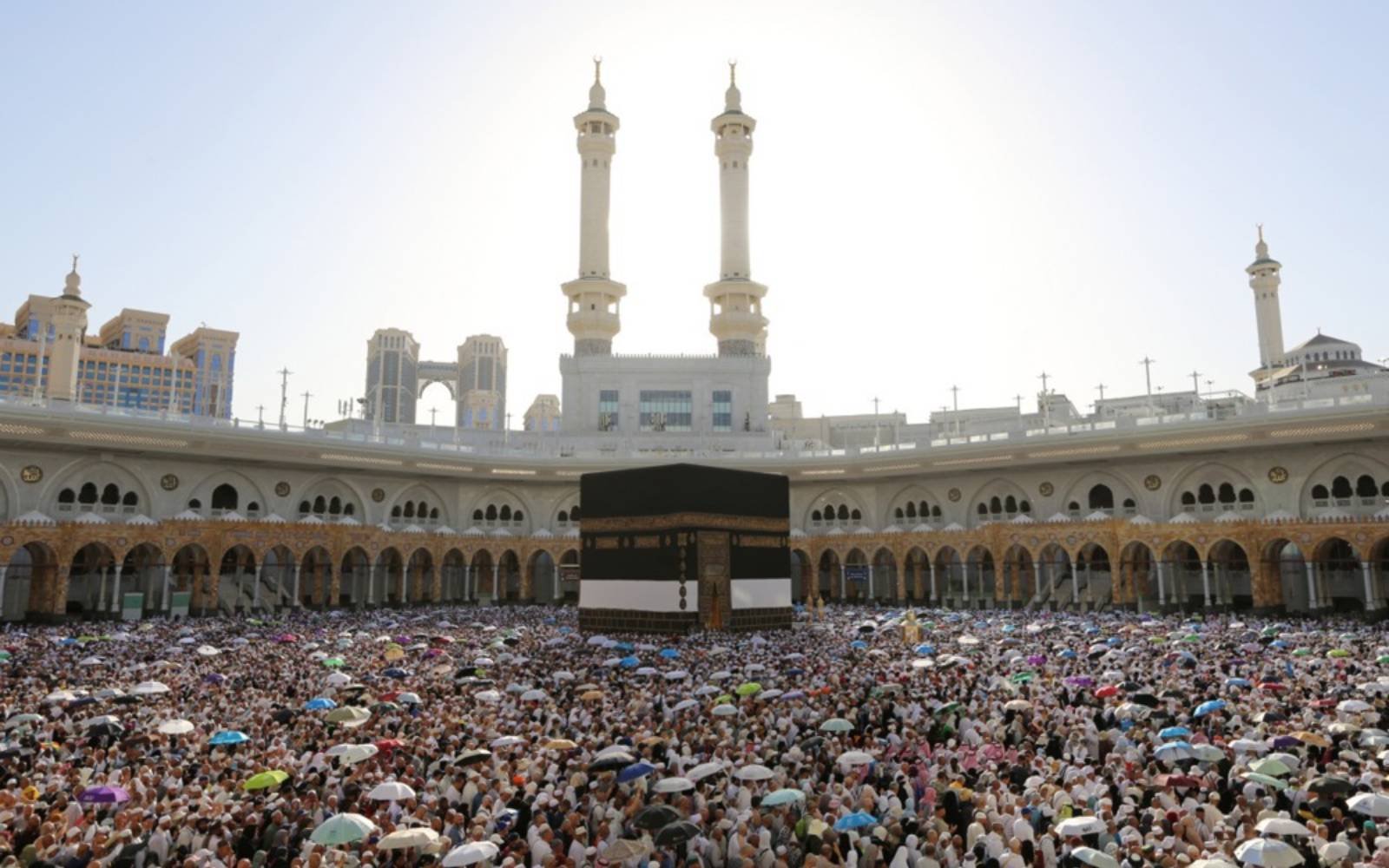 With ice cream and giant fans, hajj pilgrims battle searing heat