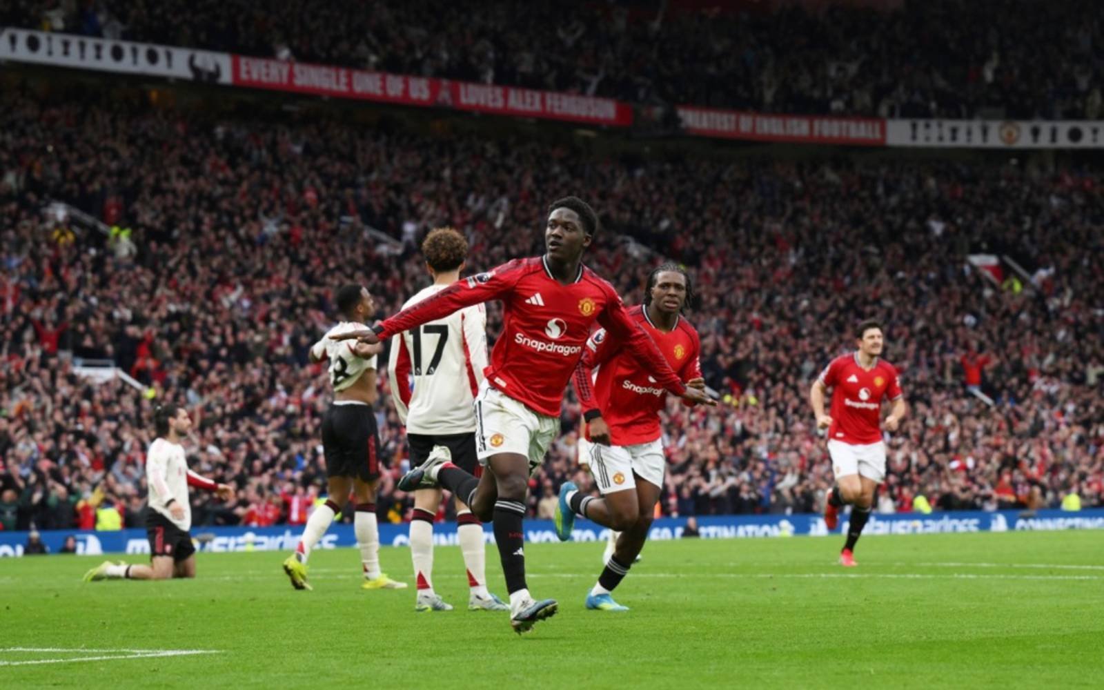 Man Utd beat Liverpool, Spurs climb out of relegation zone