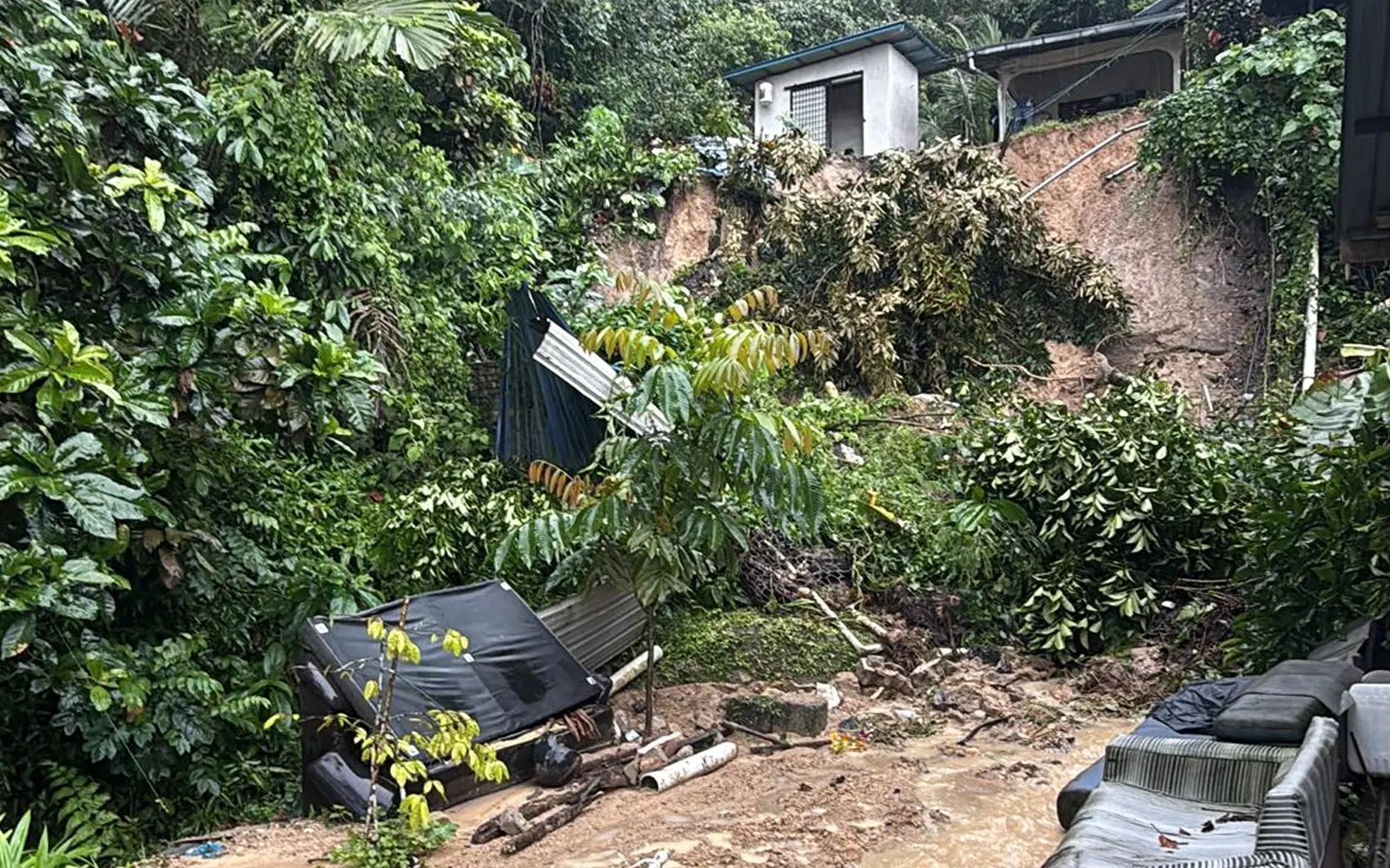 Tanah runtuh: Penghuni sebuah rumah diarah kosongkan kediaman