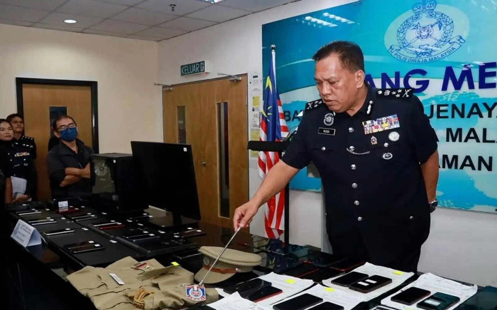 2 international scam rings busted, Delhi police uniforms seized