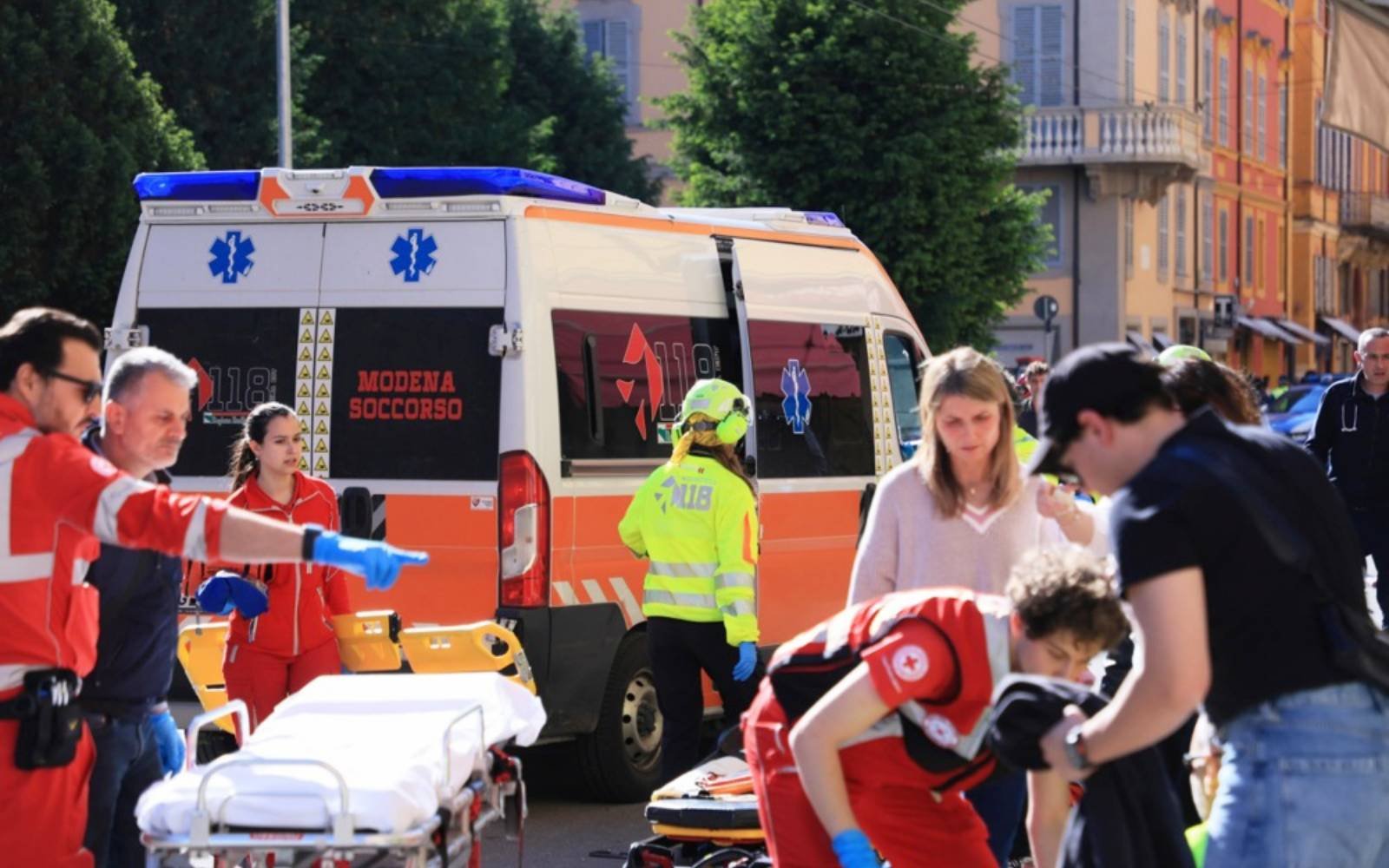 Italian PM meets victims of Modena car incident
