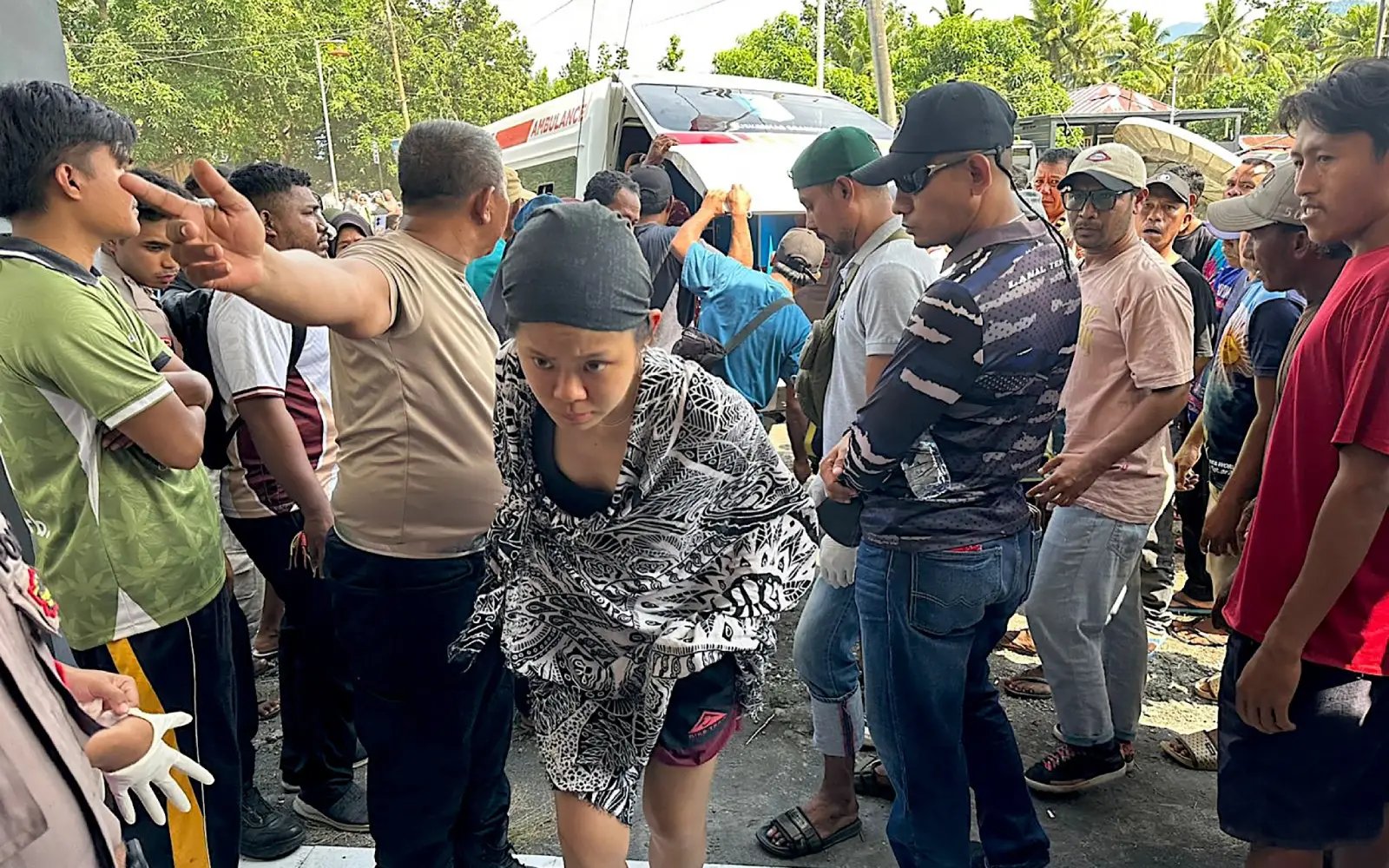Indonesia volcanic eruption kills 3 hikers