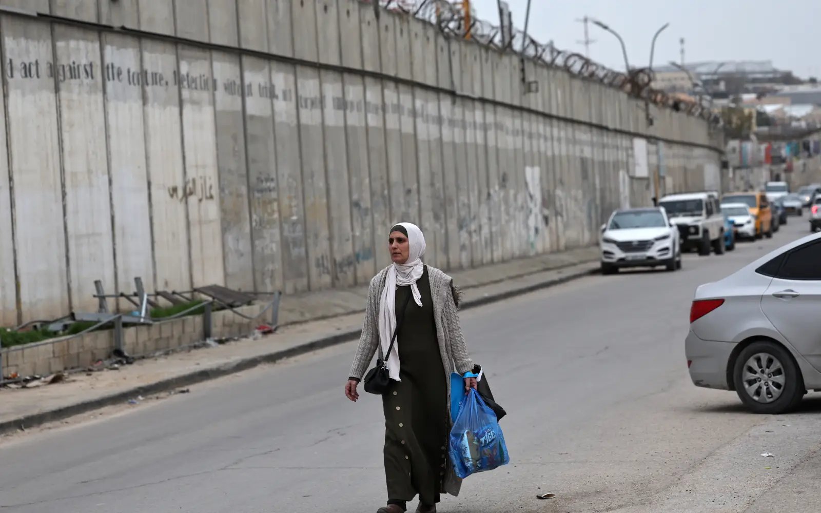 Palestinian authorities say Israeli forces kill man trying to climb barrier