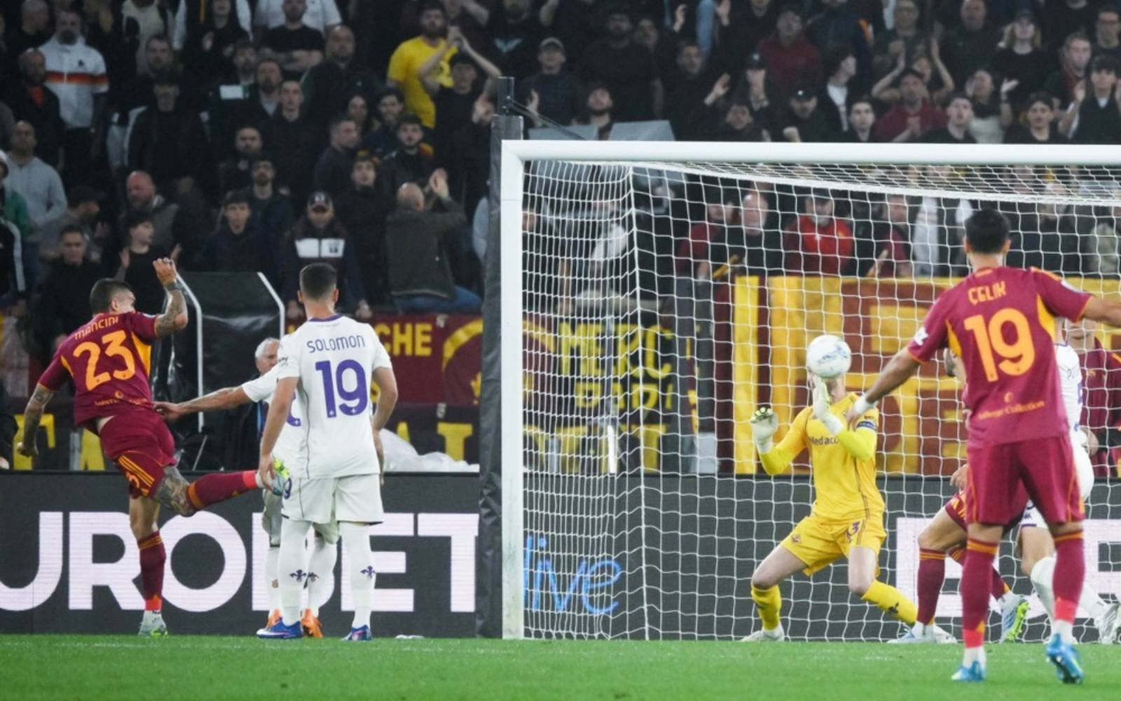 Roma hammer Fiorentina to remain in Champions League hunt