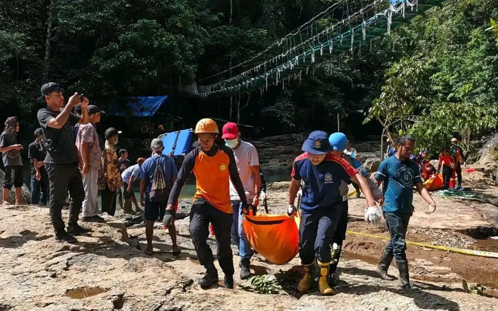 2 pelancong maut terjatuh jambatan gantung di Indonesia