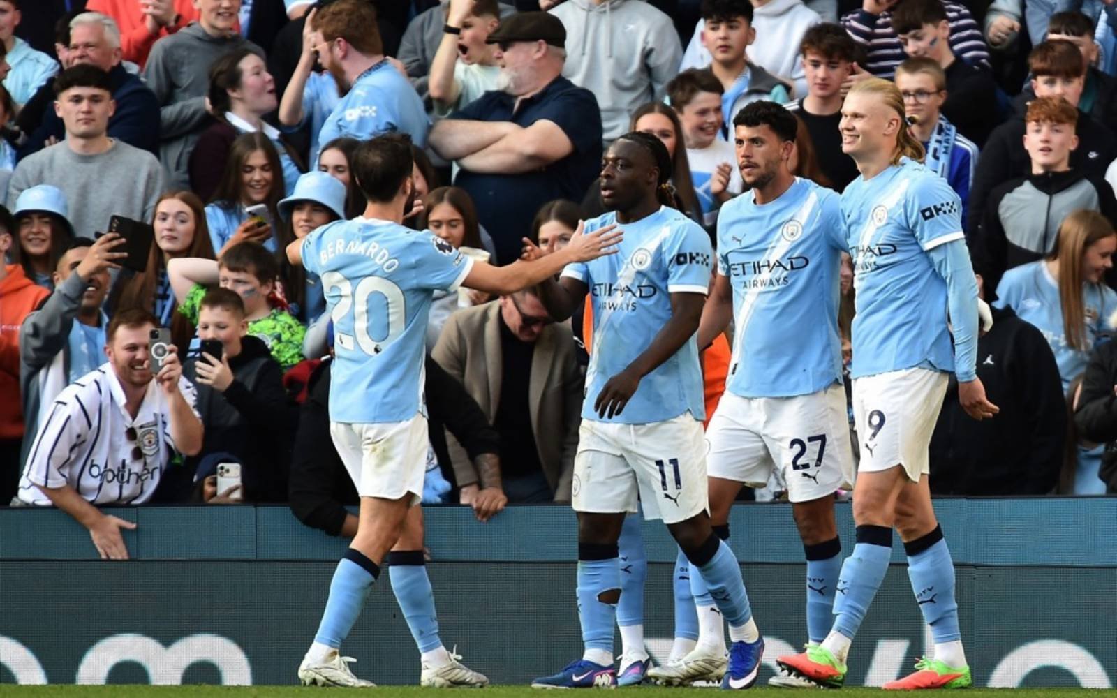 City aim to keep pressure on Arsenal in Everton away trip