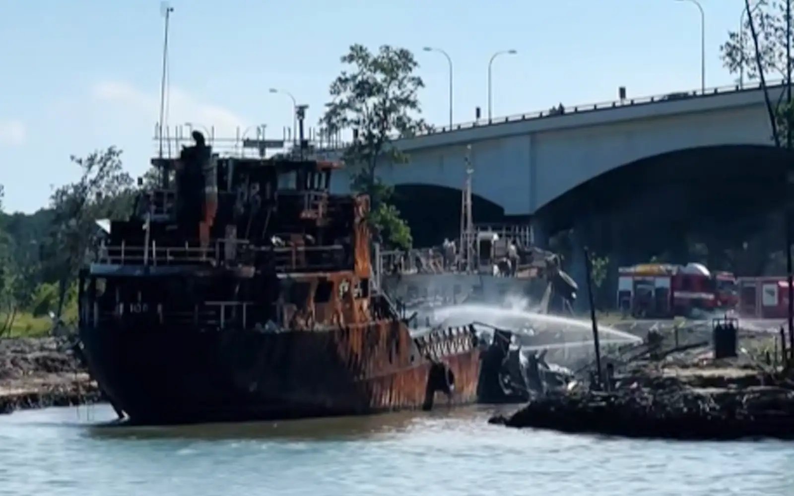 ‘Kapal hantu’ meletup, terbakar, 3 pekerja nyaris maut
