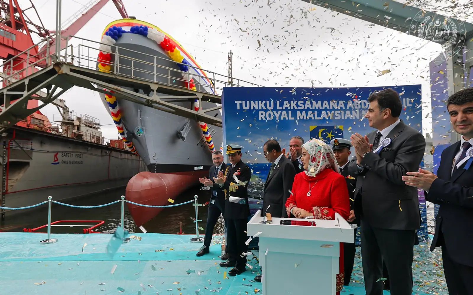Queen launches RMN ship in Turkey
